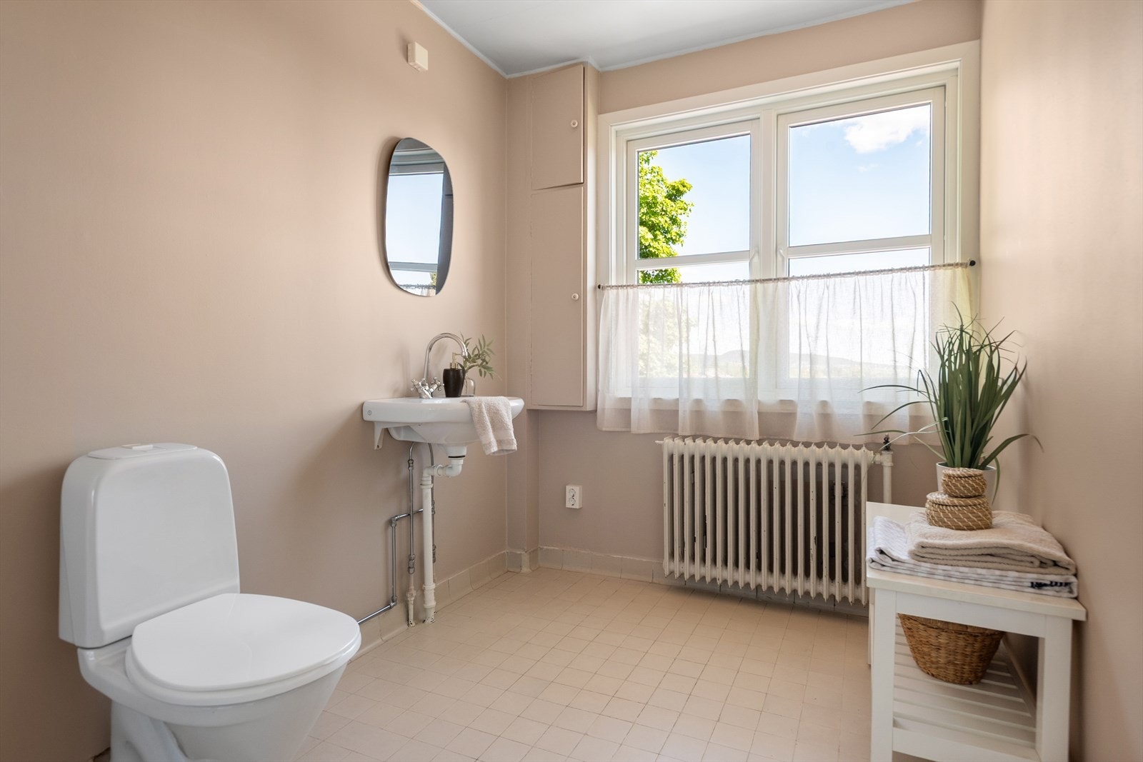 Bad i andre etasje tilknyttet soverom II med vindu, servant og god plass til innredning. Galleribilde
