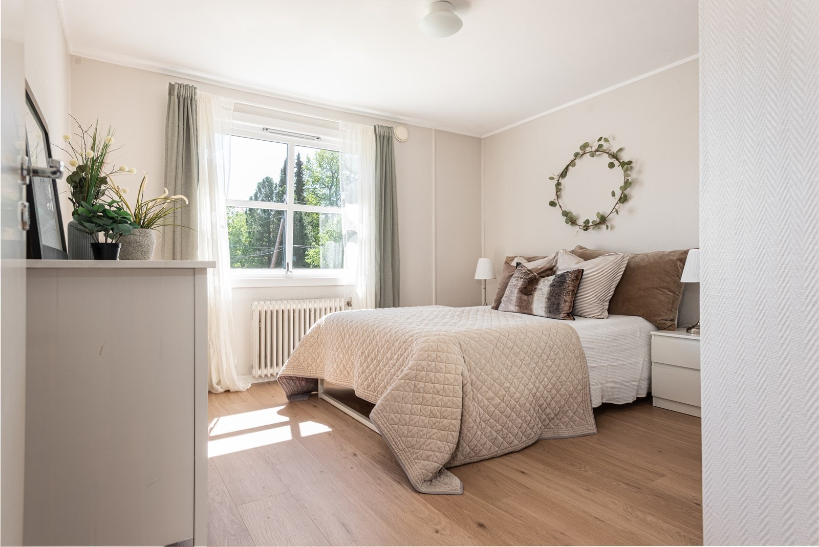 Lyst soverom III med vedlikeholdte overflater og plass til dobbeltseng. Galleribilde