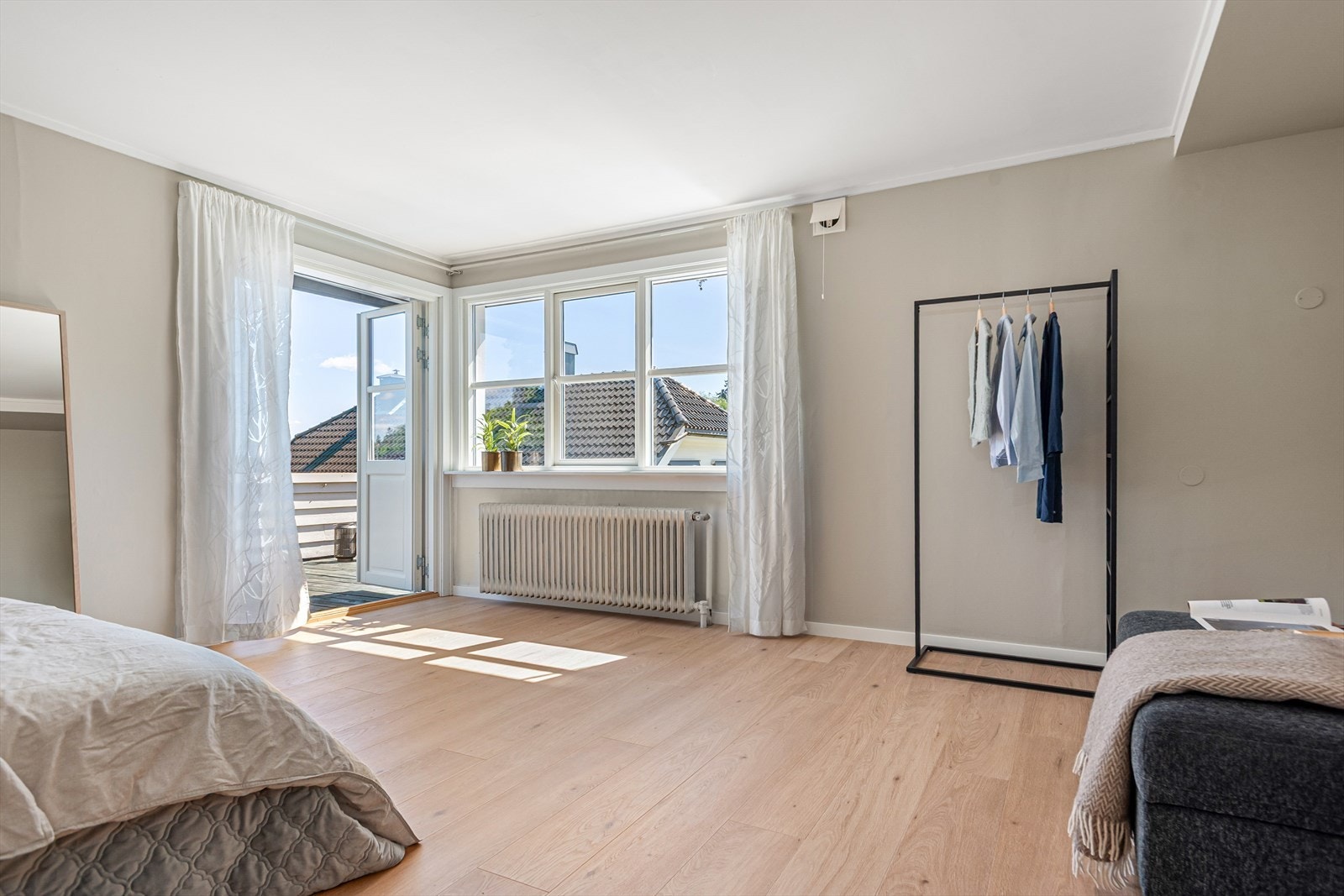 Hovedsoverom med utgang til terrasse og moderne laminatgulv. Galleribilde