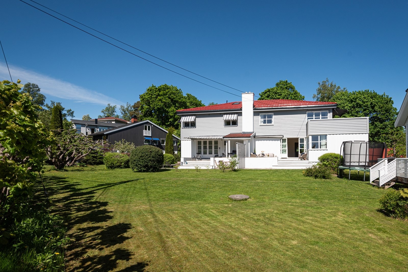 Velstelt hage med god plass til lek og sosiale sammenkomster. Galleribilde