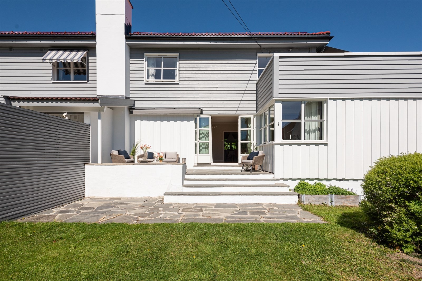 Hovedinngang med trapp og hyggelig uteplass, ideell for morgenkaffen. Galleribilde