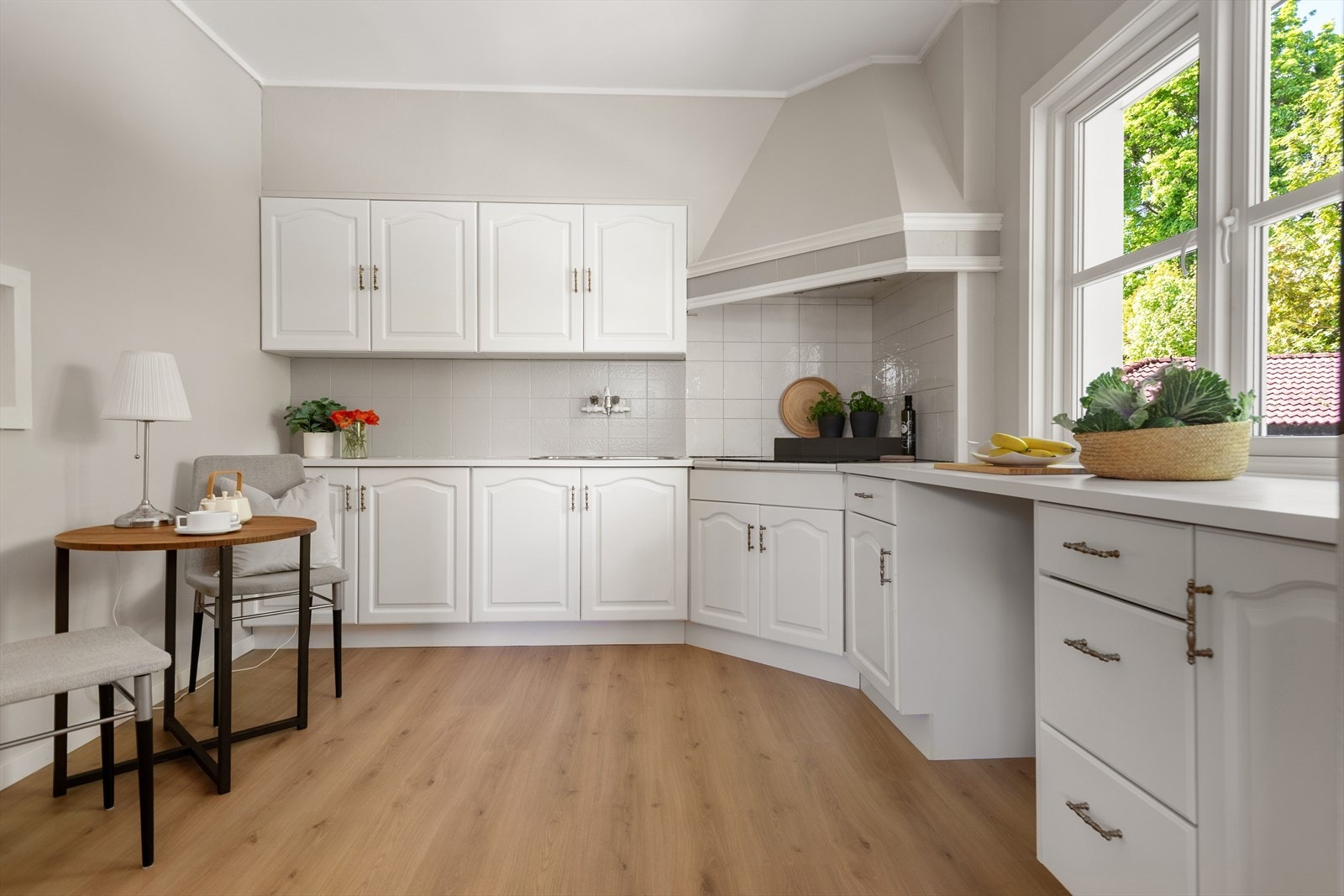 Kjøkkenet har plass til en hyggelig frokostkrok ved vinduet. Galleribilde