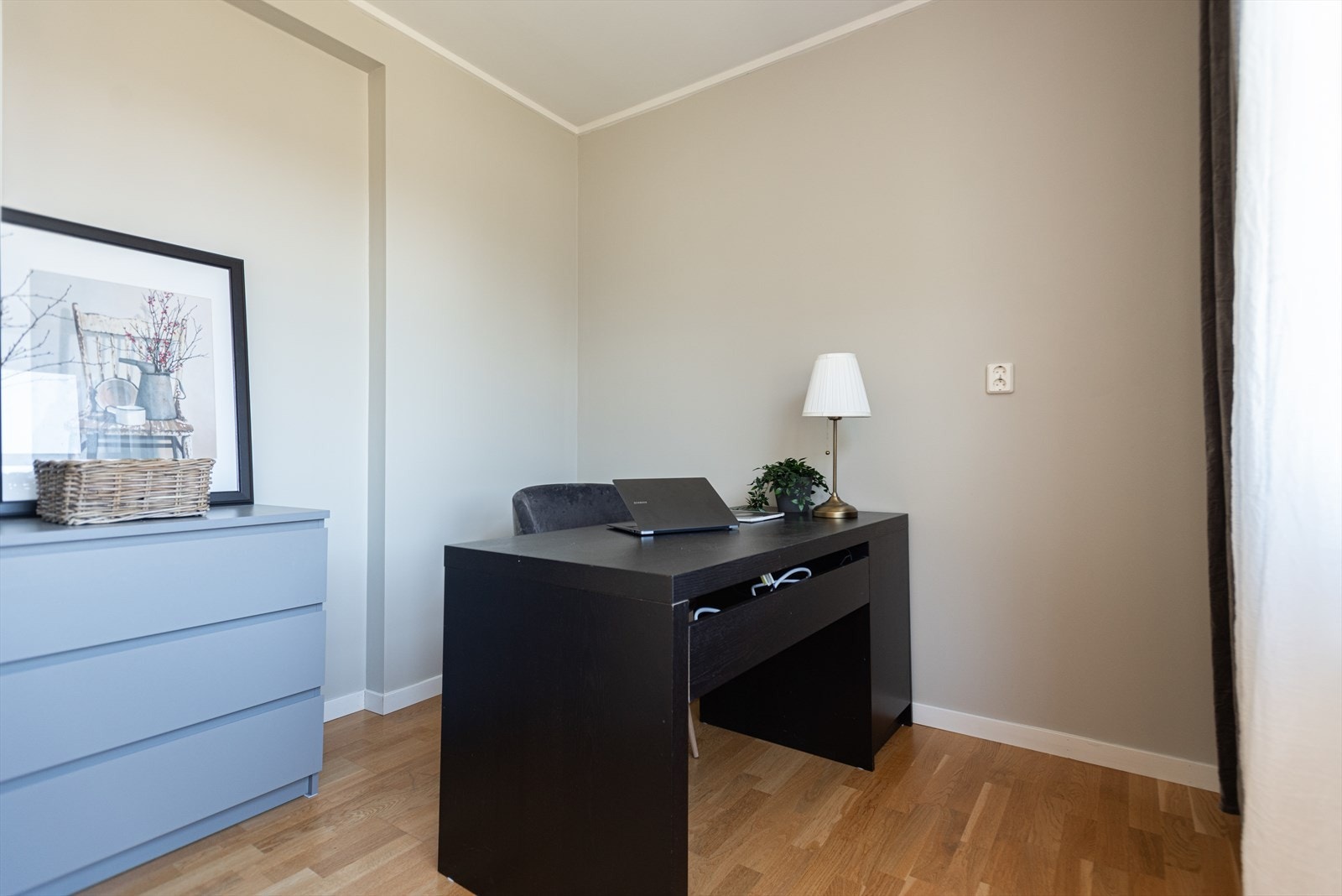 Rolig arbeidsplass med naturlig lys og moderne overflater. Galleribilde