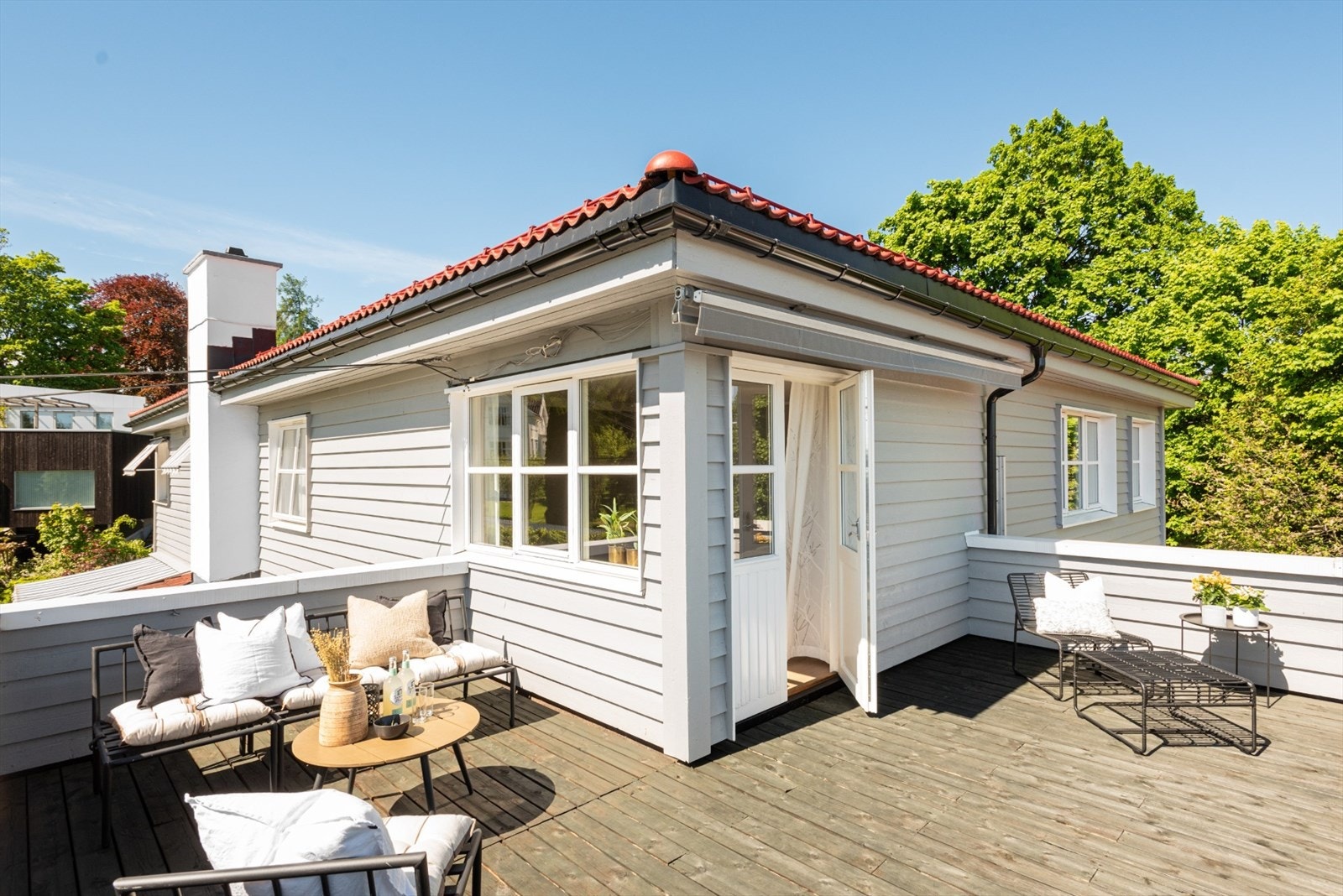 Terrassen i 2.etg med svært gode solforhold og flott utsikt Galleribilde