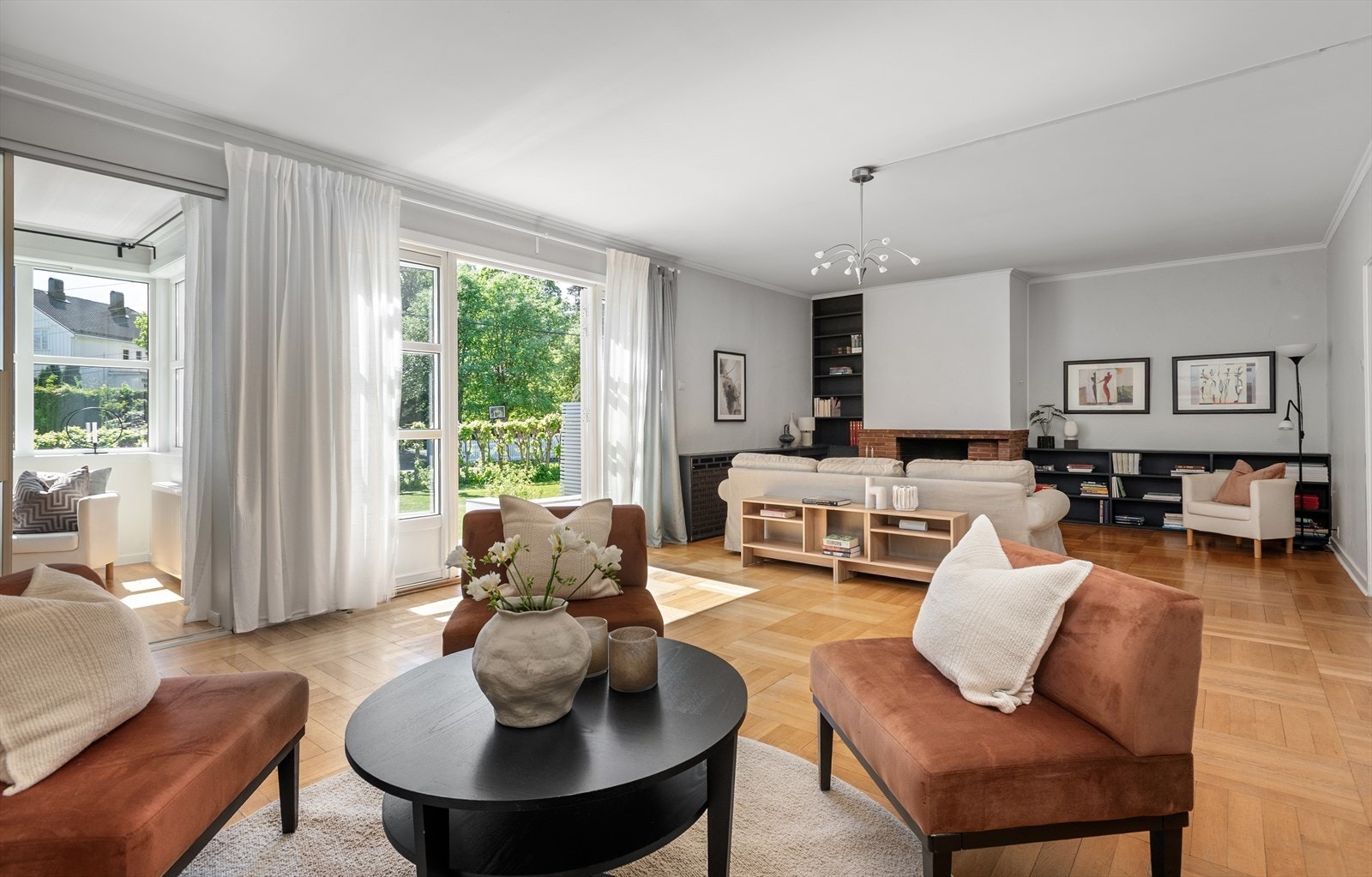 Stue med åpen peis og utgang til terrasse, perfekt for sosiale kvelder. Galleribilde