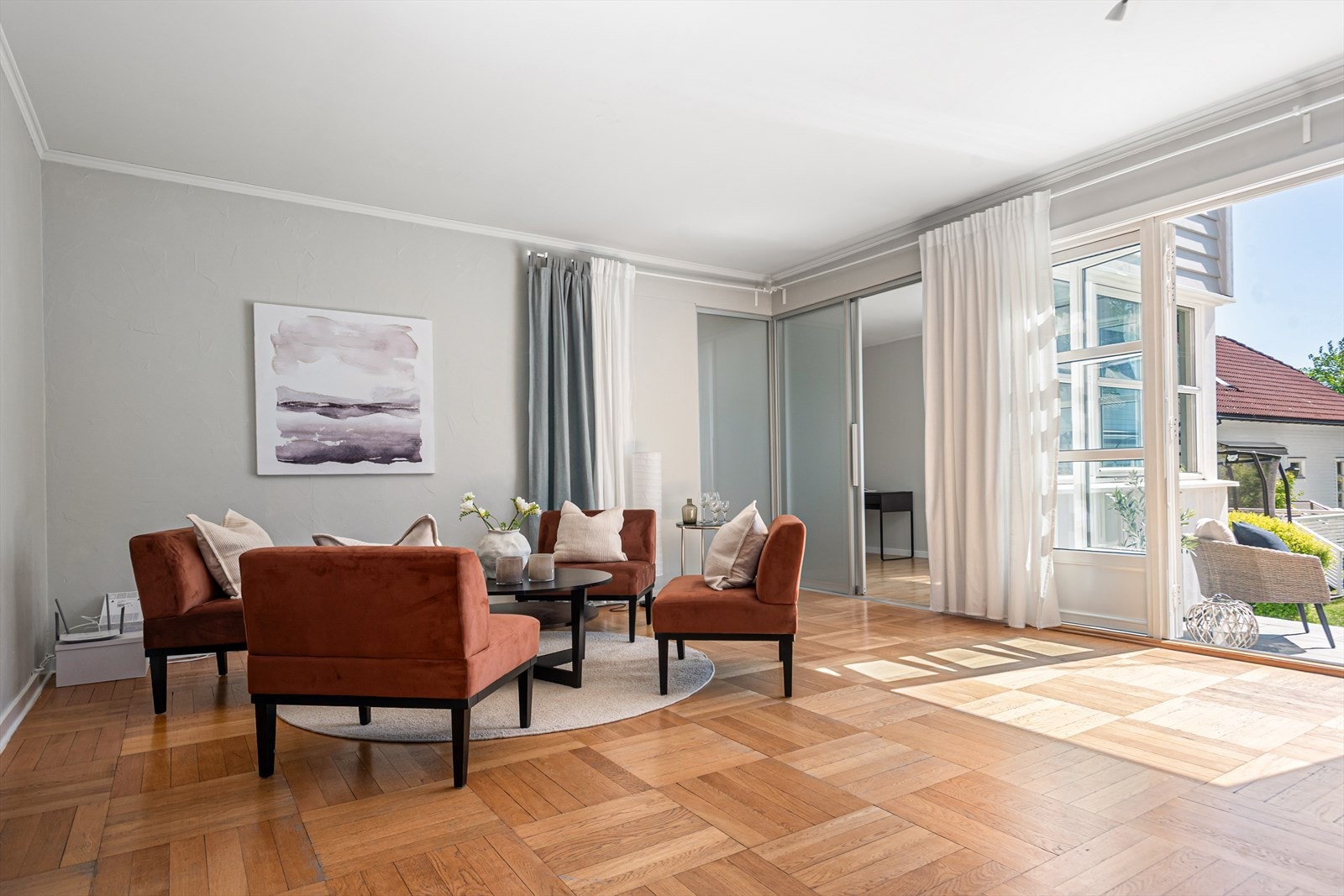 Peisestue med originale hampstrievegger og skyvedører til spisestue. Galleribilde