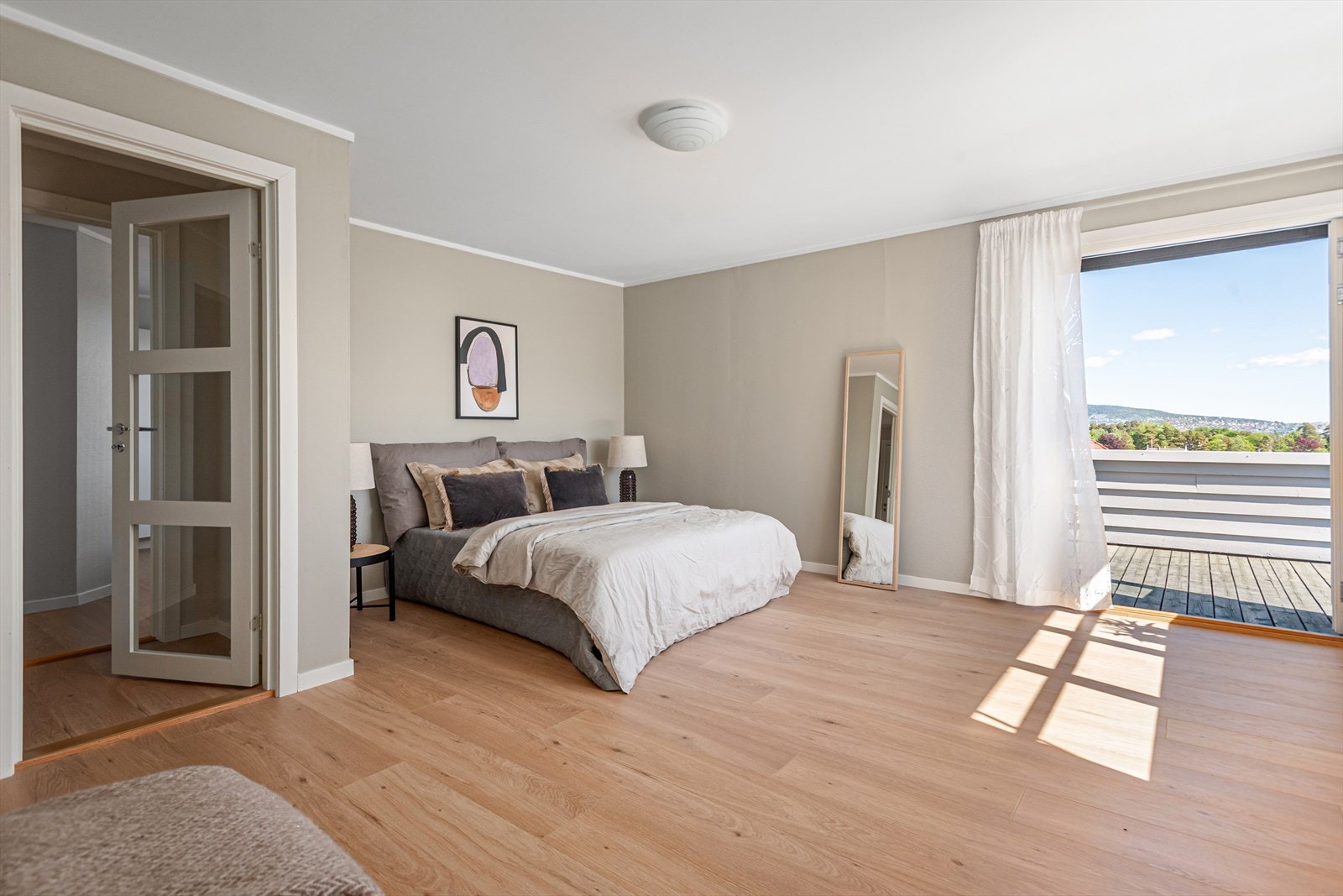 Soverommet har doble dører og plass til både seng og garderobe. Galleribilde