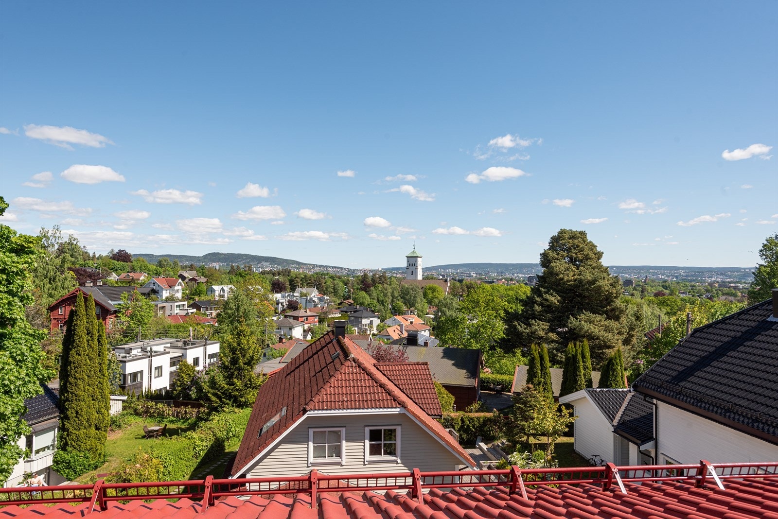 Utsikt fra loft: Området byr på trygge samt fine og grønne omgivelser samt nærhet til Nordmarka. Galleribilde