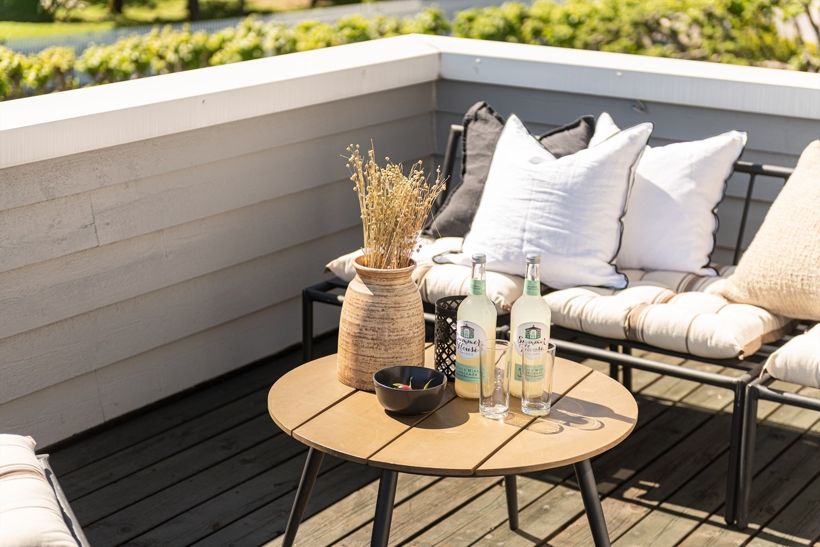 Terrassebord i tre gir en lun og innbydende uteplass for alle anledninger. Galleribilde