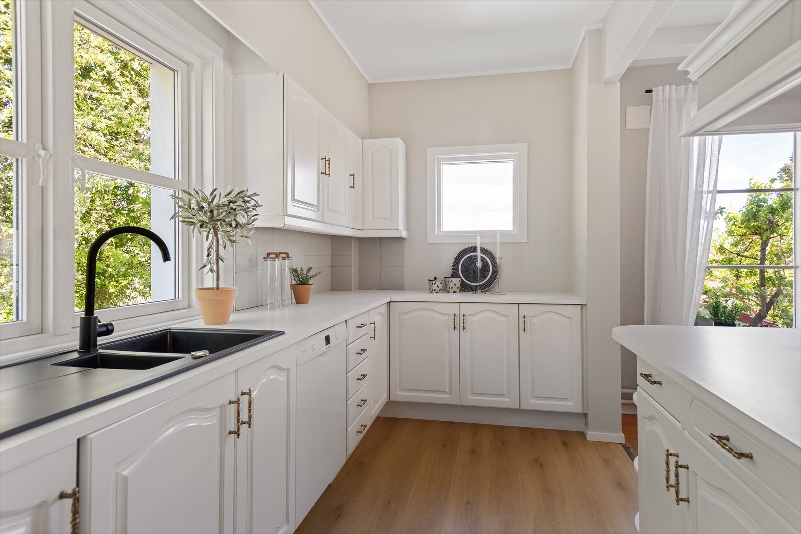 Rikelig benkeplass og skap gir kjøkkenet funksjonalitet og oversikt. Galleribilde