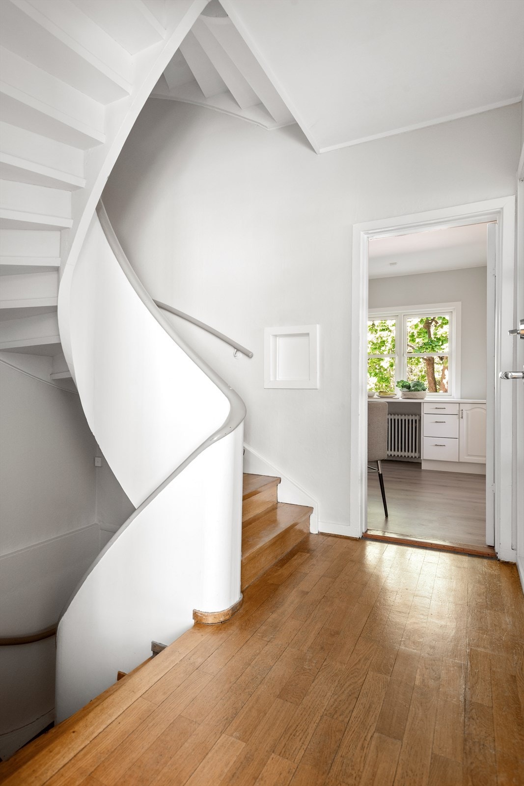 Elegant heltre eiketrapp binder etasjene sammen og gir et stilig preg. Galleribilde