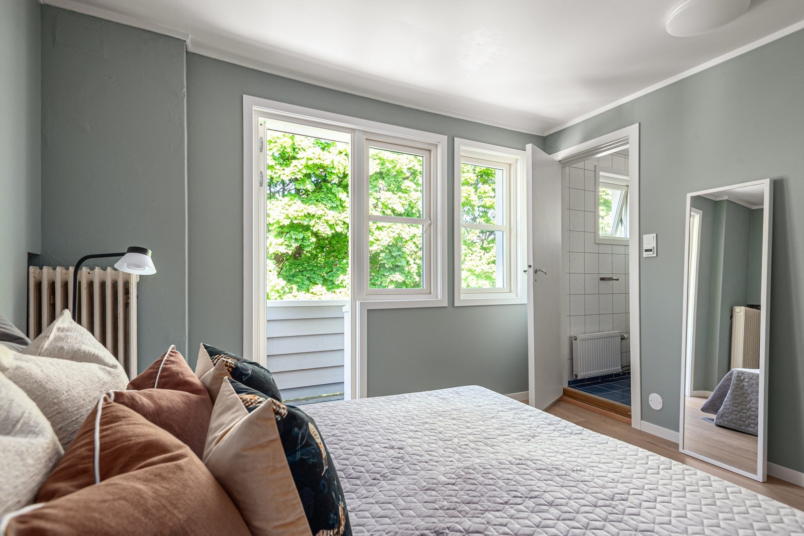 Soverom IIII har eget bad og utgang til privat balkong for ekstra komfort. Galleribilde