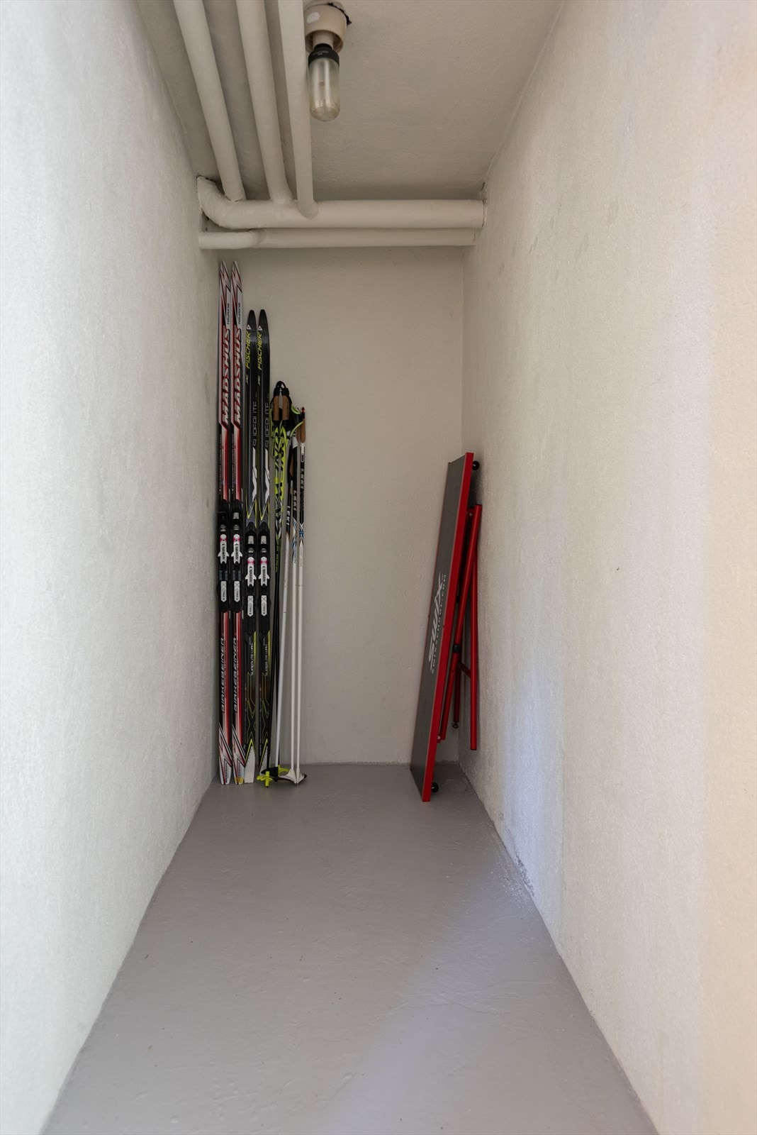 En av boligens fire boder gir praktisk oppbevaringsplass for utstyr. Galleribilde