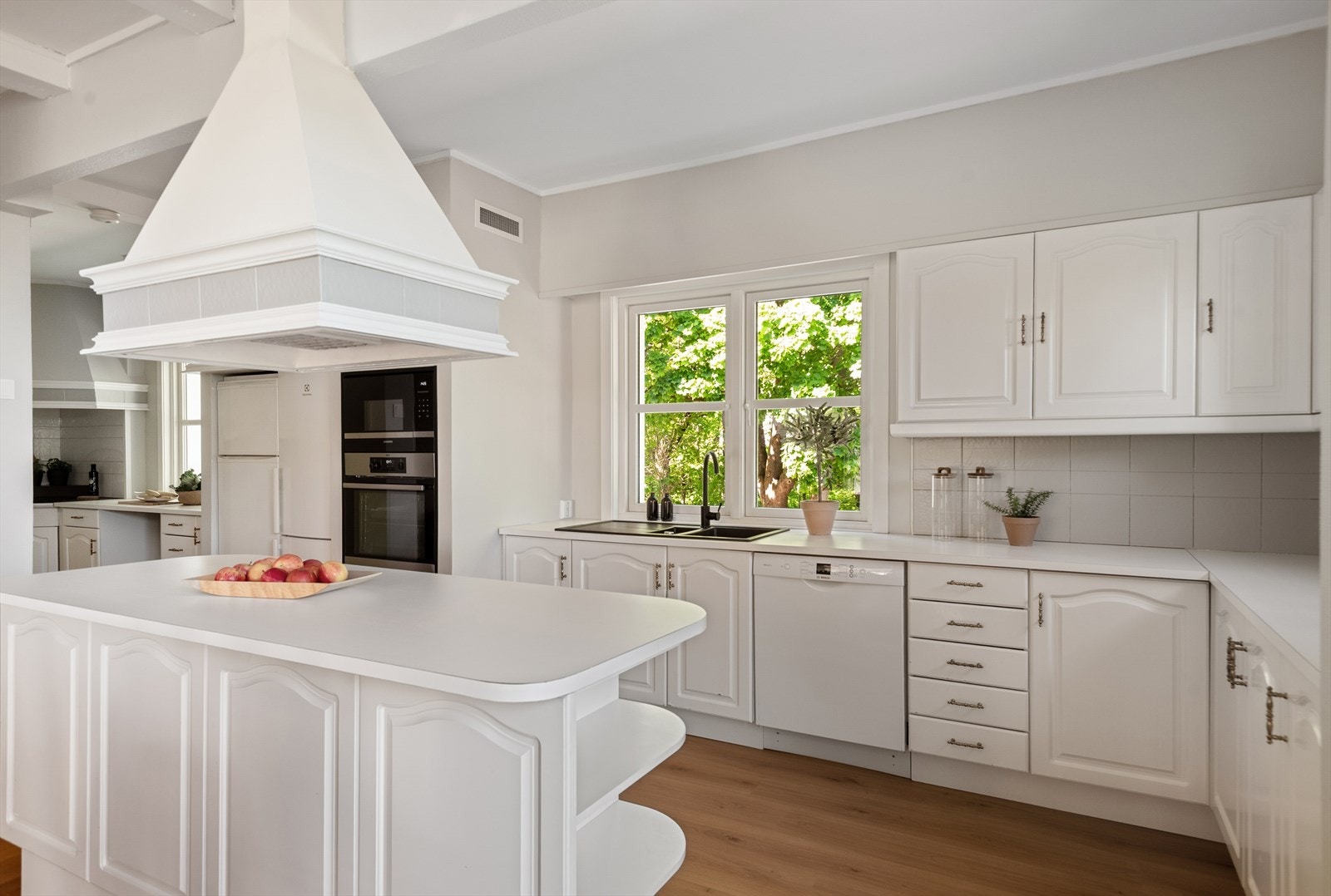 Kjøkken med Sigdal-innredning, praktisk kjøkkenøy og integrerte hvitevarer. Galleribilde