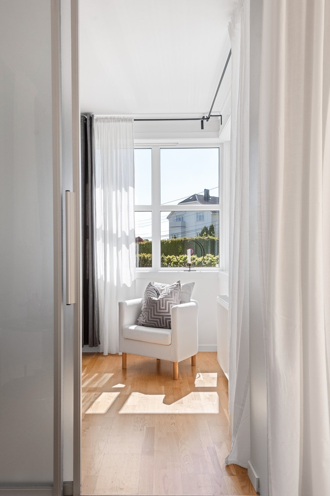 Lys sone i stuen, ideell for en leseplass eller avslappende krok. Galleribilde