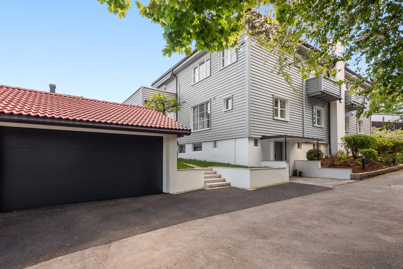 Frittstående garasje med elbillader og rikelig plass til parkering og lagring. Galleribilde