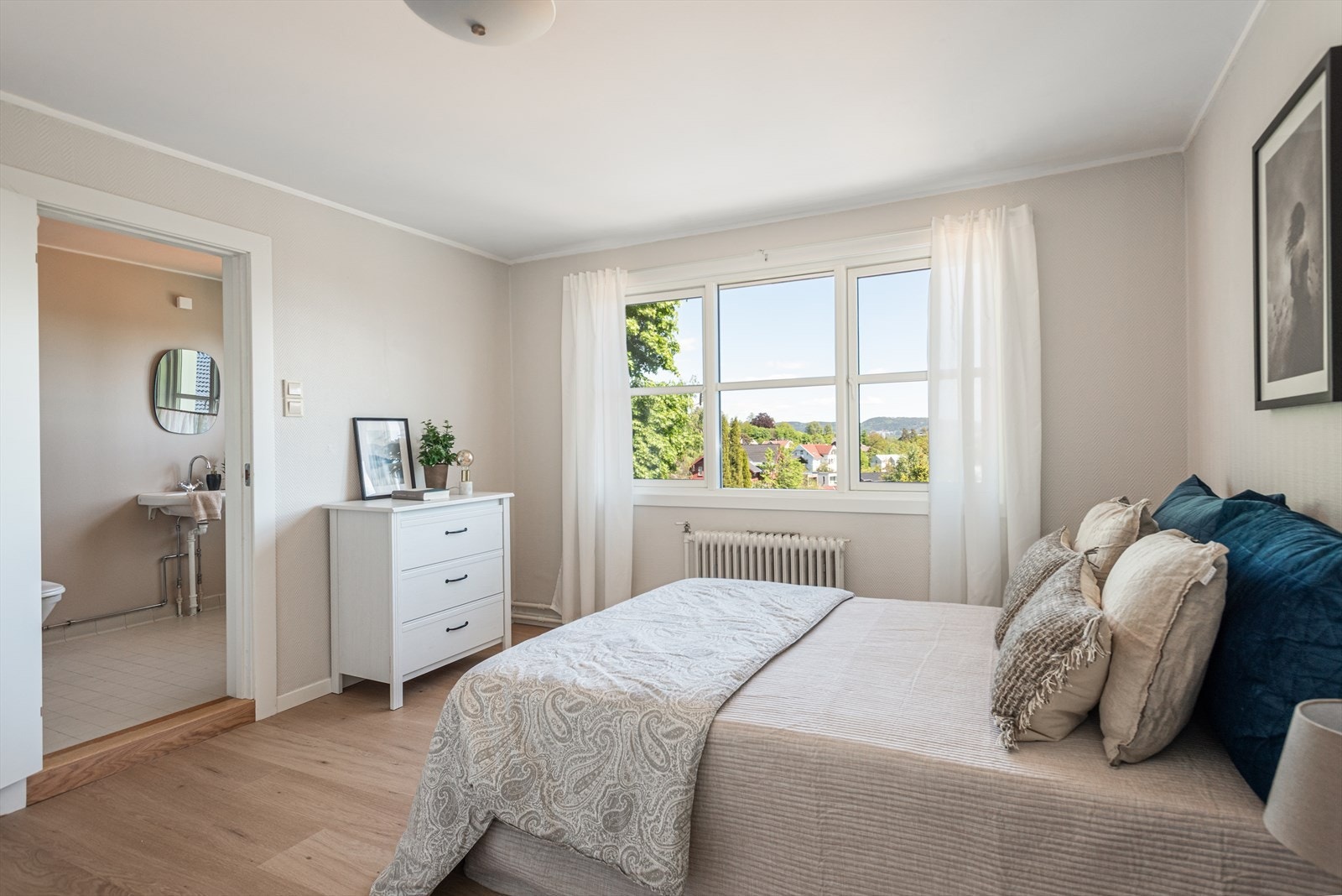 Innbydende soverom II med direkte adkomst til bad og tidløse, nøytrale overflater fra 2025. Galleribilde