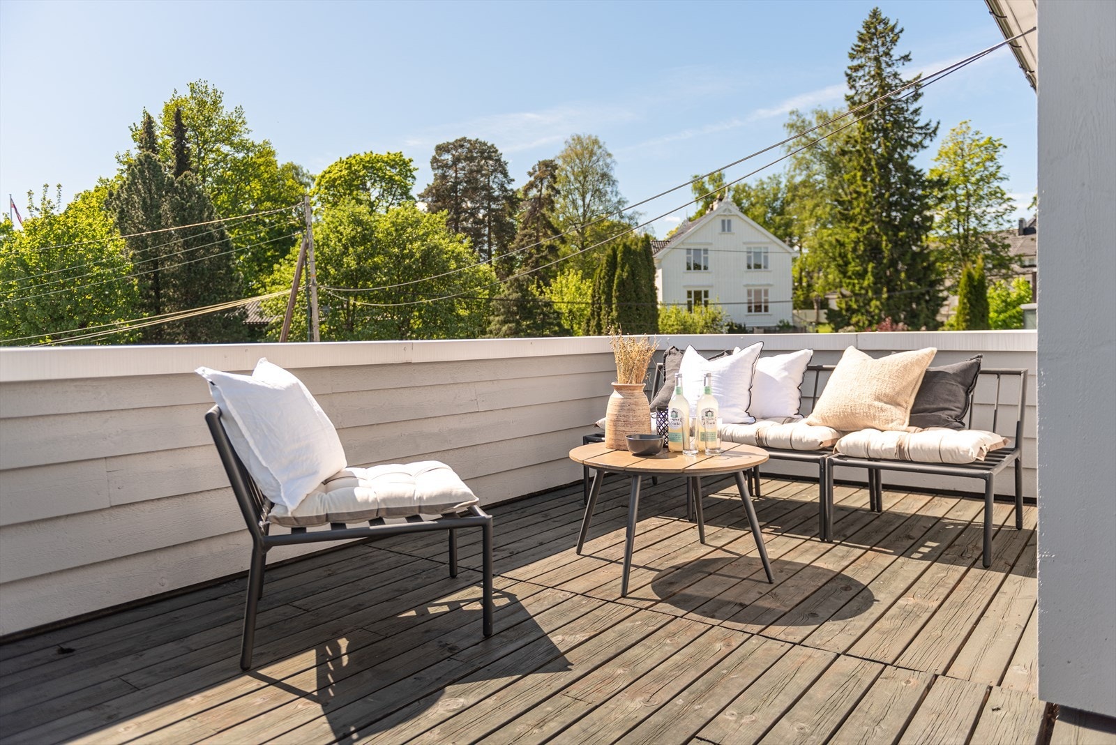 Terrassen har plass til både loungegruppe og spiseplass for hele familien. Galleribilde