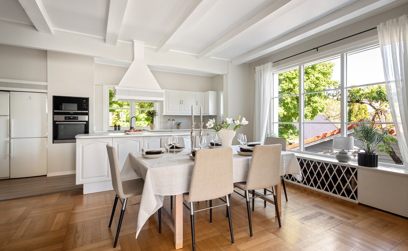 Spisestue med store vindusflater og plass til langbord for store selskaper. Galleribilde