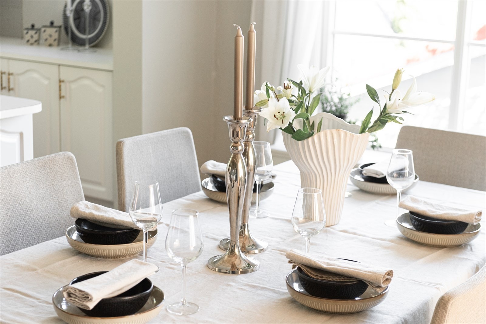 Spisestuen inviterer til hyggelige middager og gode samtaler. Galleribilde