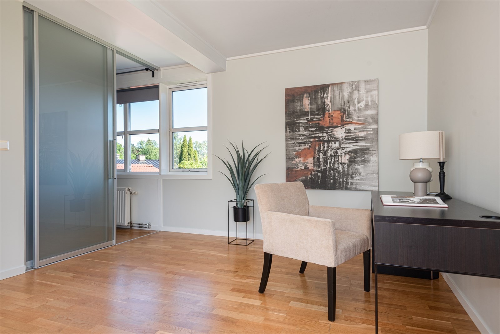 Fleksibelt rom med skyvedører i frostet glass - perfekt som hjemmekontor eller biblotek. Galleribilde