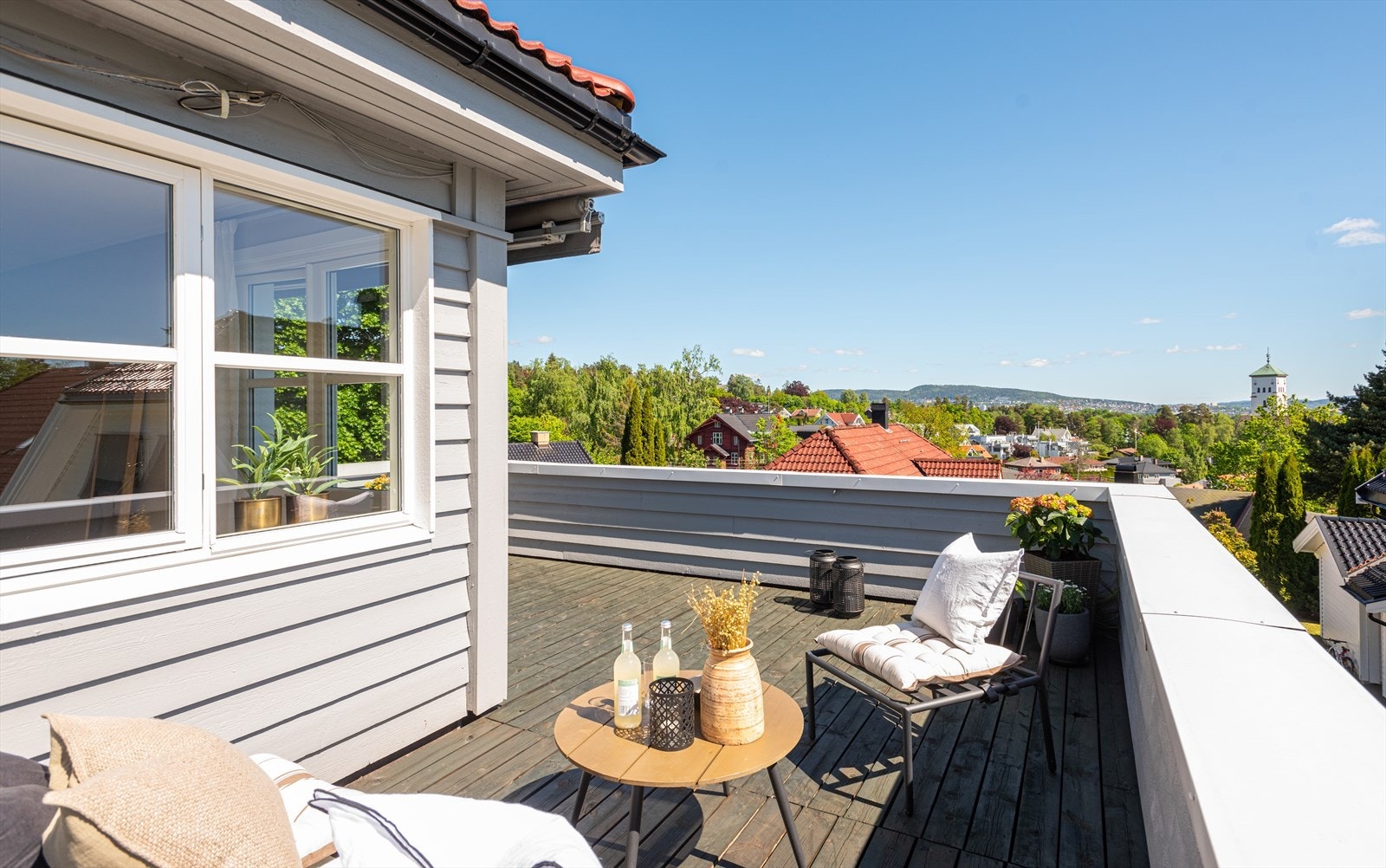 Romslig terrasse på ca. 21m² med fantastisk utsikt, fritt og høyt med gode solforhold. Galleribilde