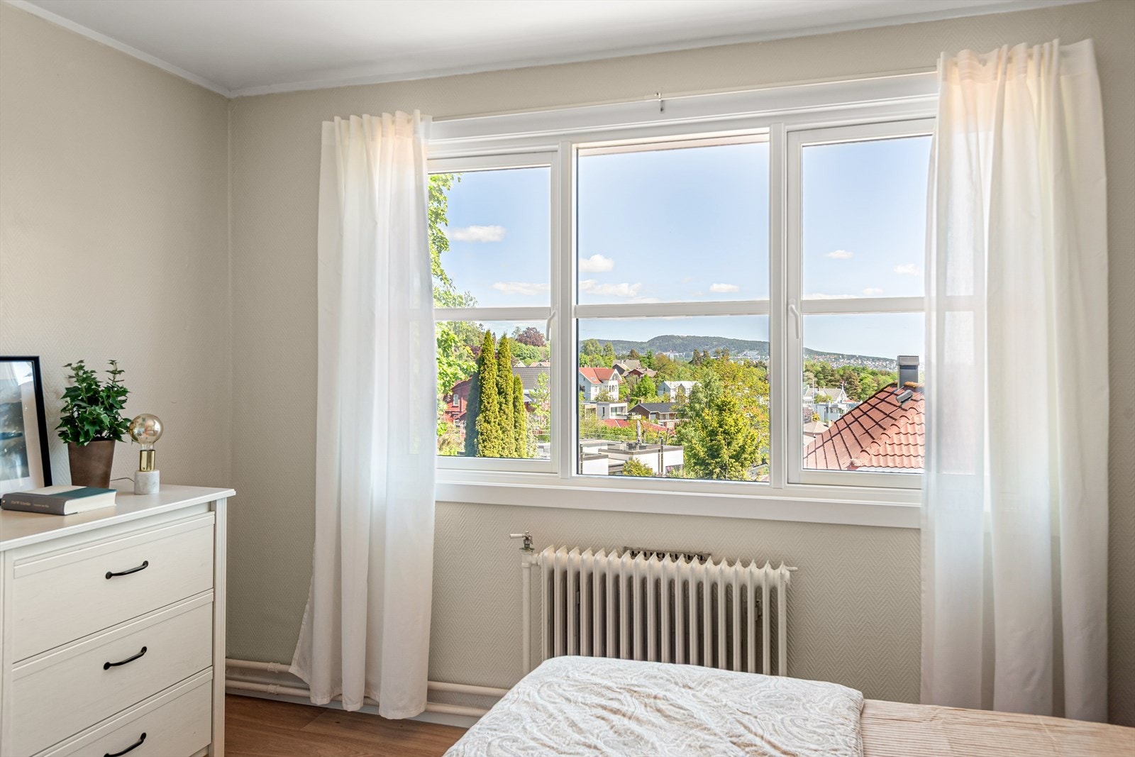 Soverom II med store vinduer og vedlikeholdte flater for en behagelig og rolig atmosfære. Galleribilde