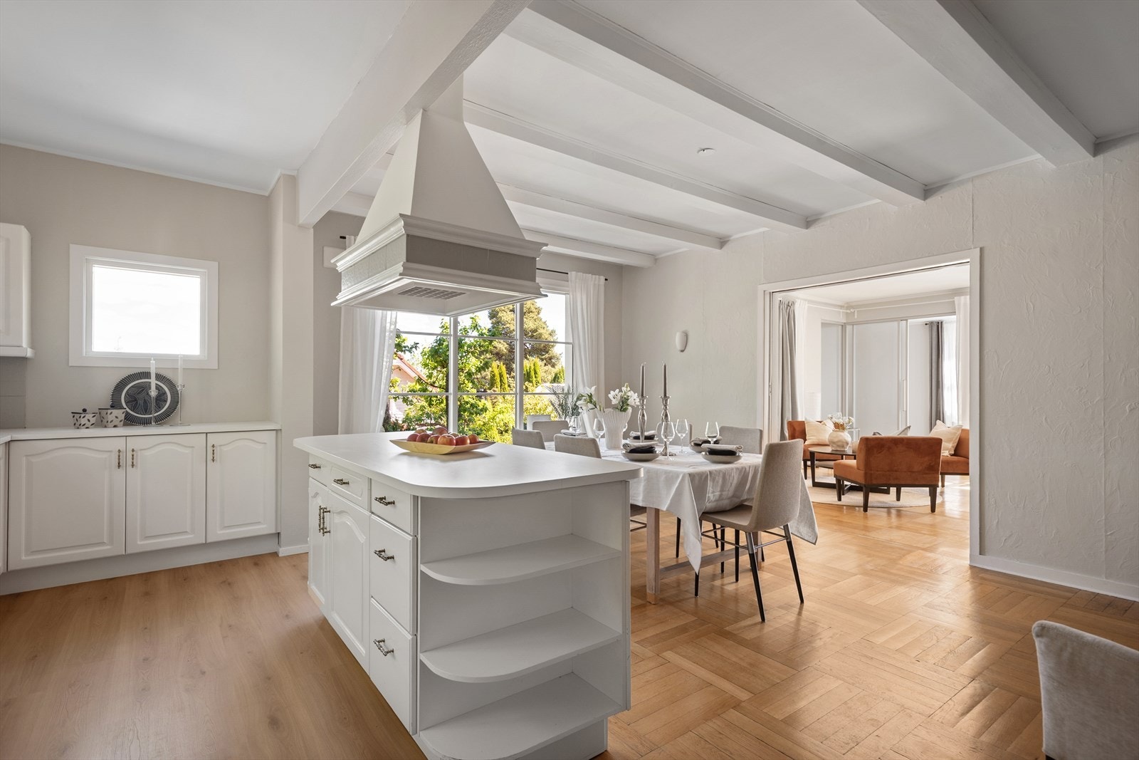 Åpen kjøkkenløsning gir naturlig flyt mellom matlaging og sosiale soner. Galleribilde