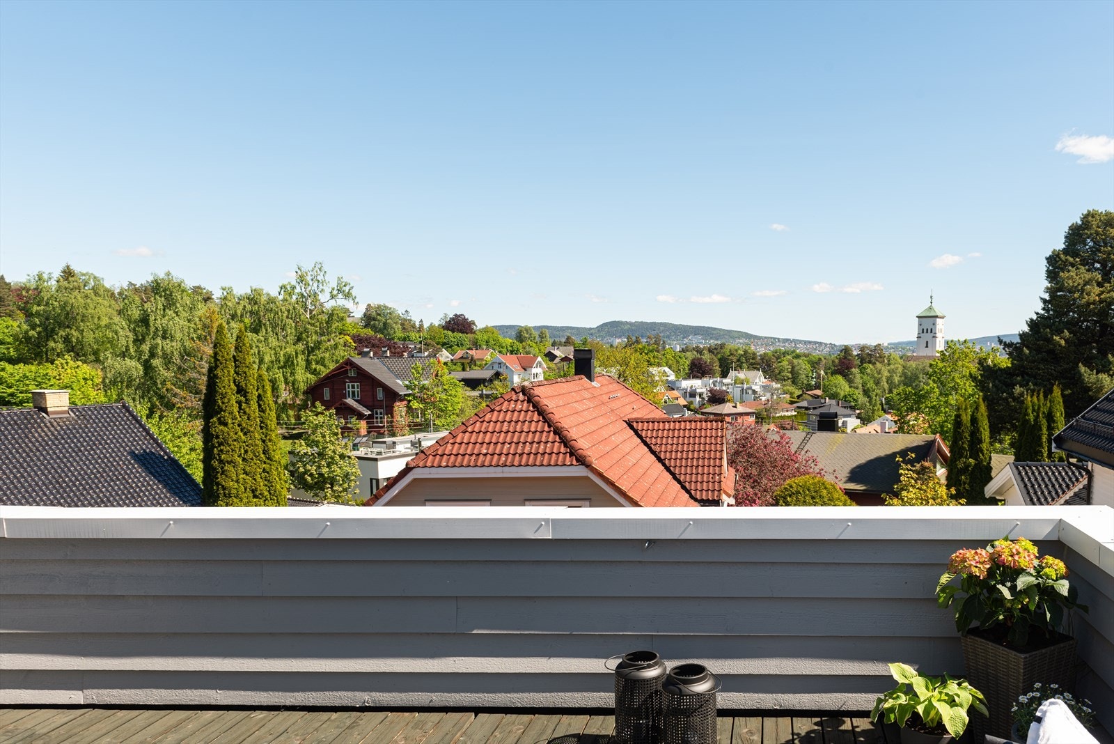 Flott utsikt mot Ris Kirke fra terrassen i 2.etasje. Galleribilde