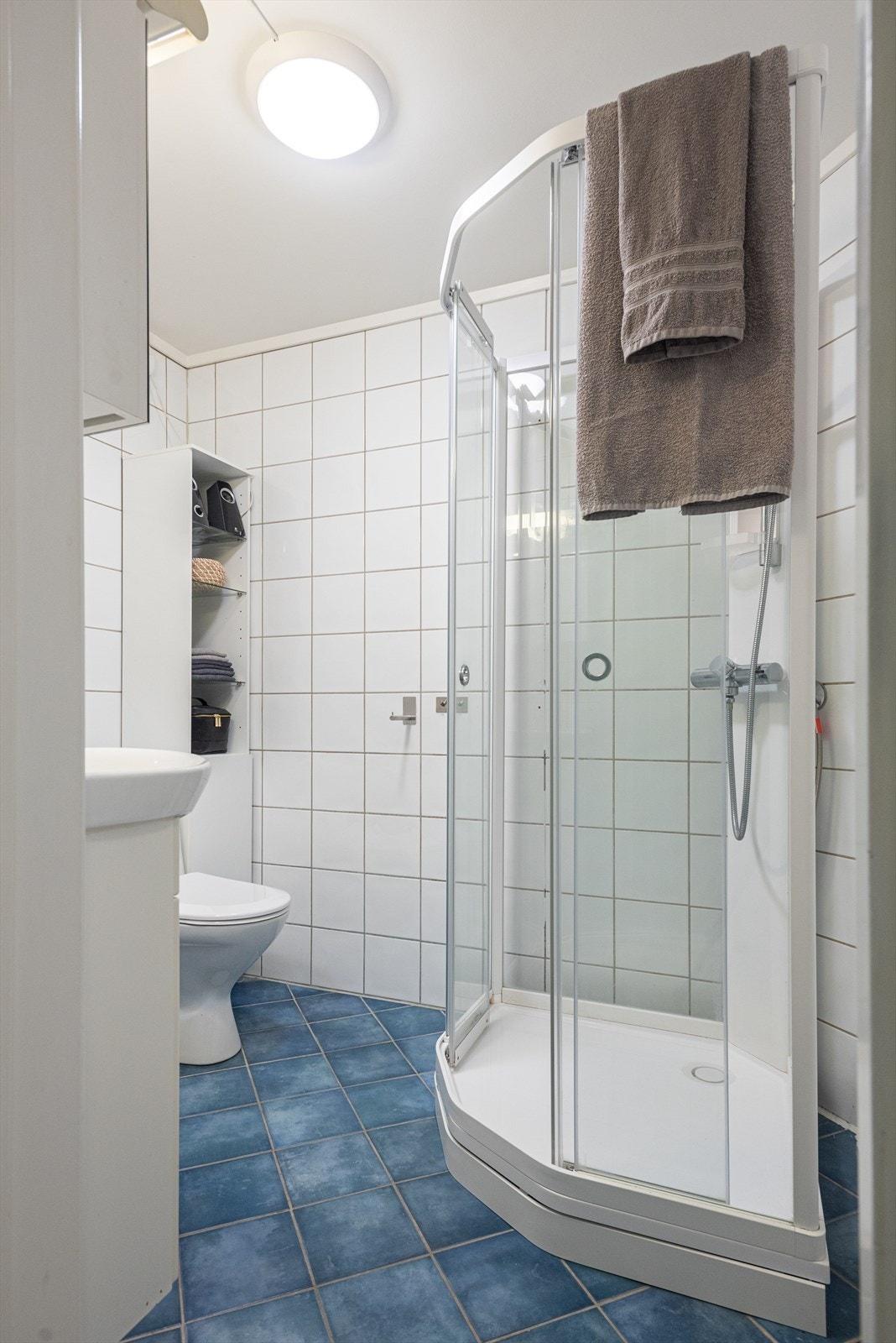 Bad fra entré i 2.etasje med dusjkabinett og opplegg for vaskemaskin - praktisk for familien. Galleribilde