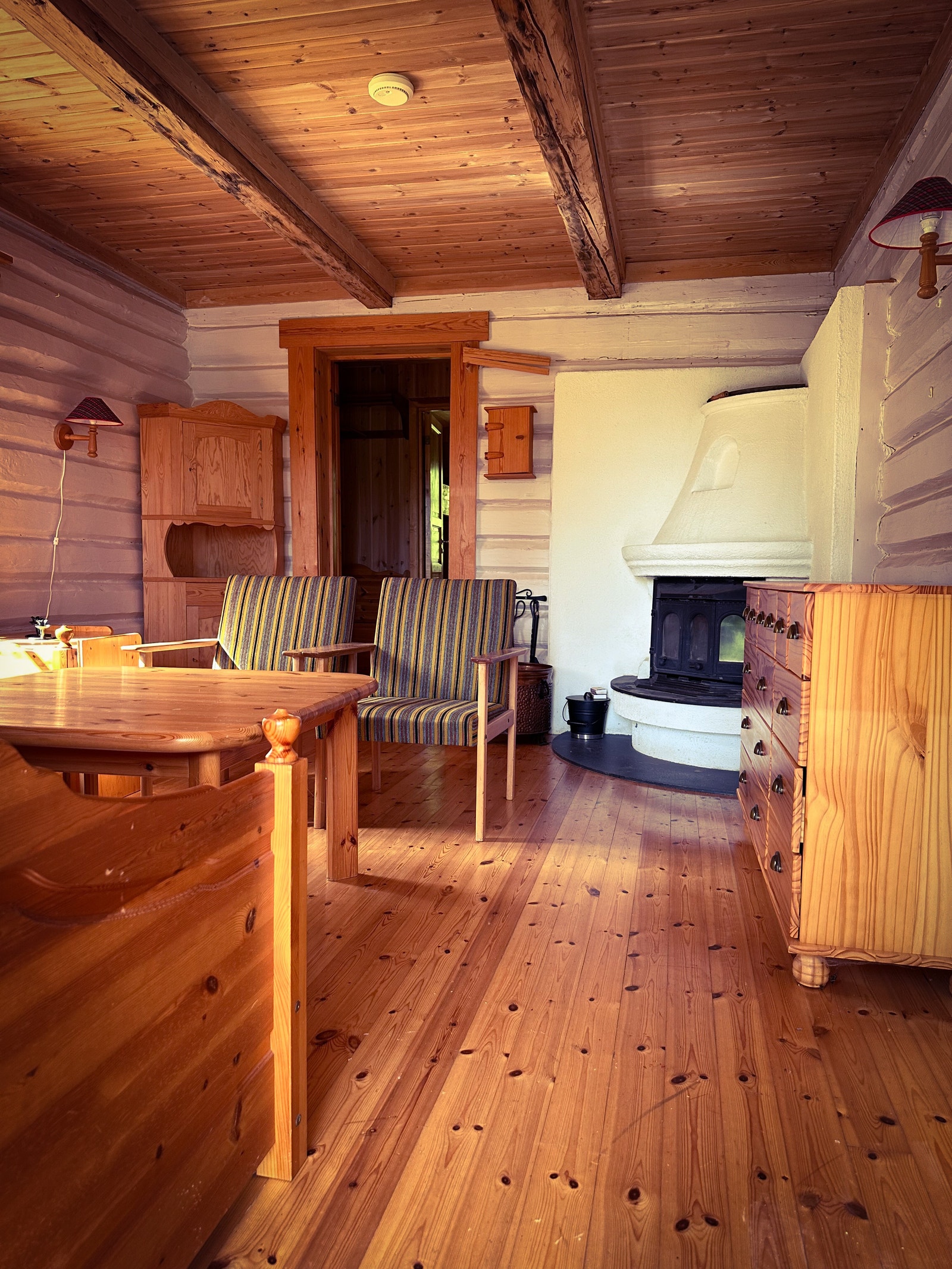 Stue med peis og tømmer som vegger Galleribilde