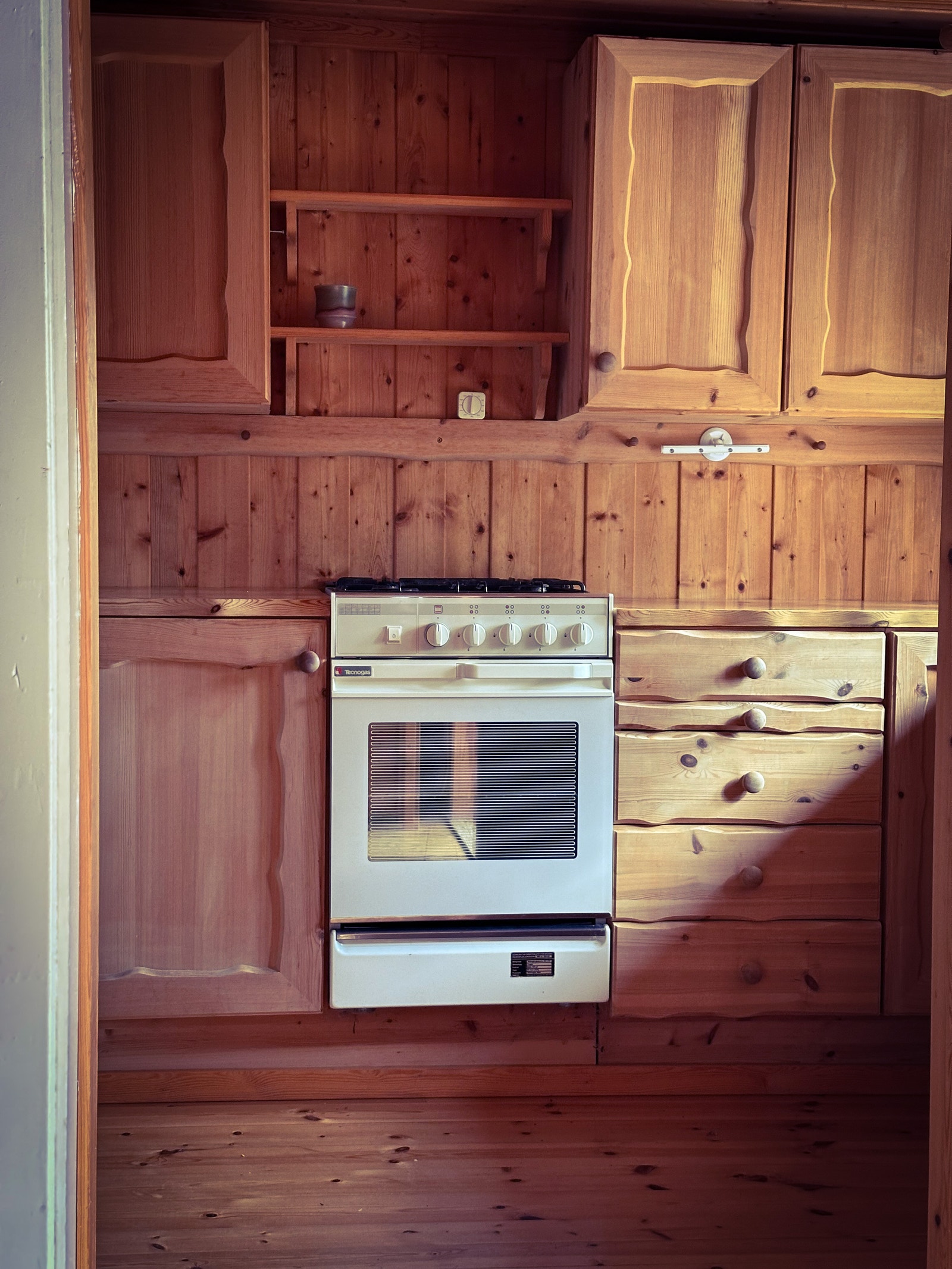 Gasskomfyr og heltre kjøkken Galleribilde