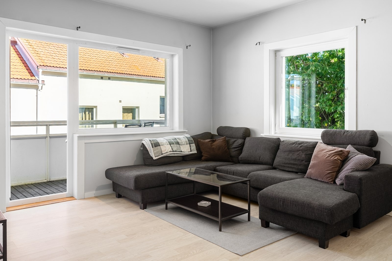 Hyggelig sofakrok med god plass til sofa, stuebord og annet tilhørende møblement. Store vindusflater som slipper inn rikelig med dagslys Galleribilde