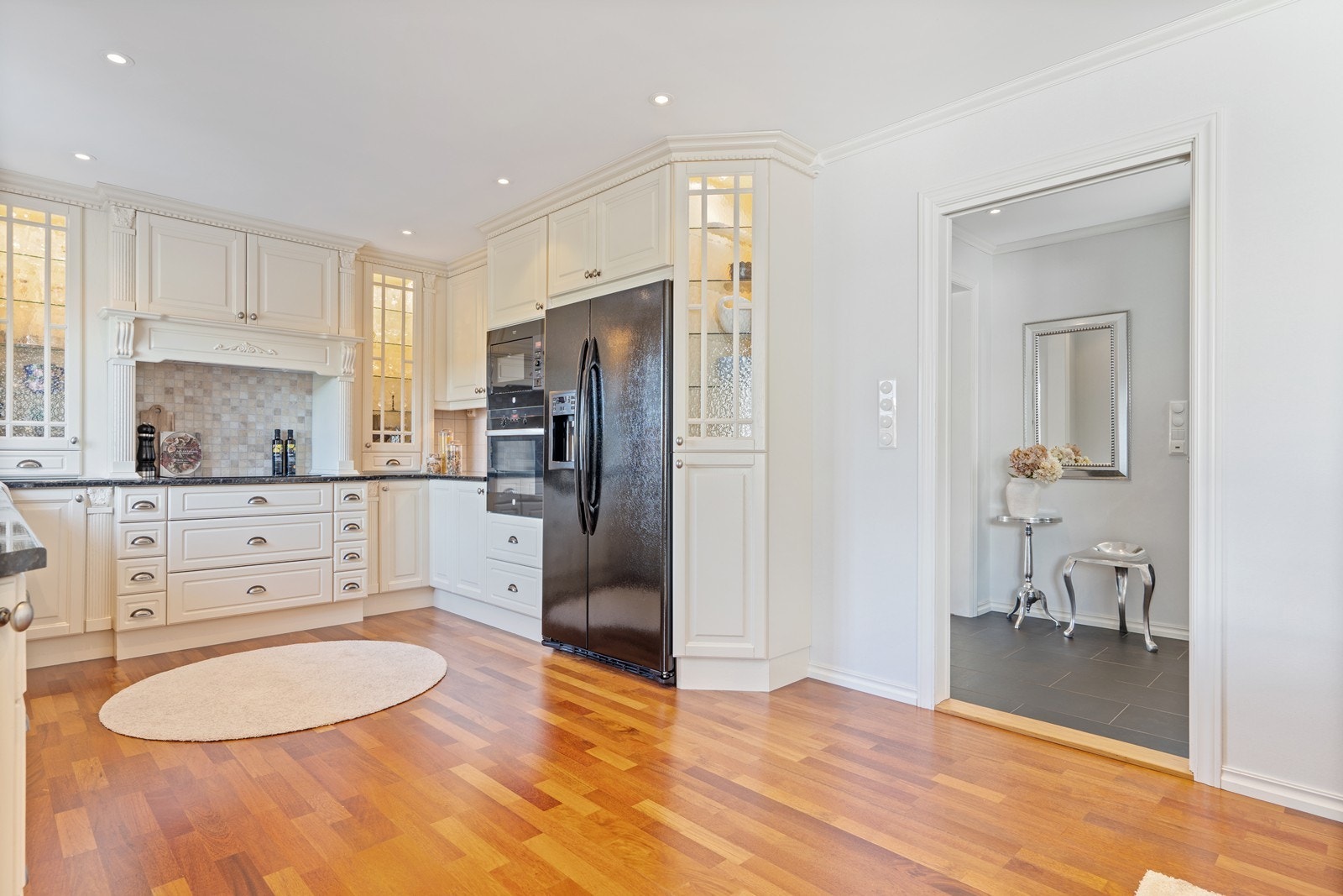 Meget god skap- og benkeplass Galleribilde