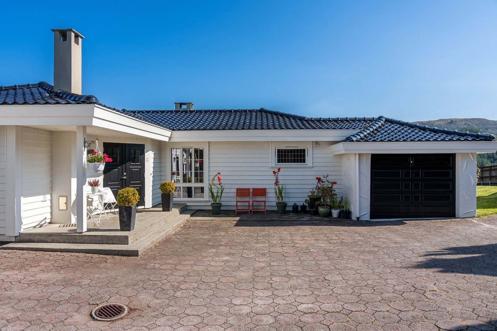 Stort gårdsrom med med god parkering Galleribilde