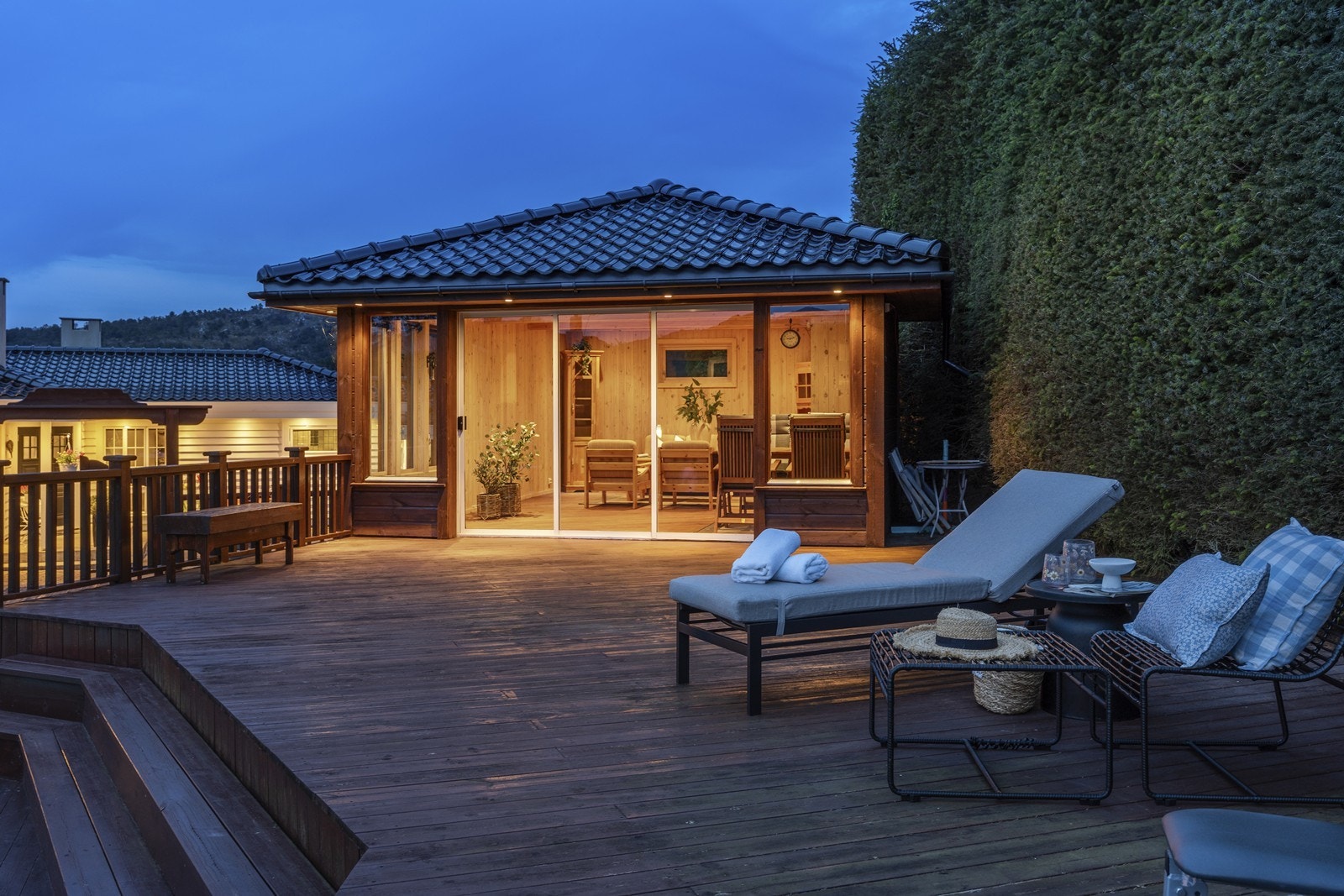 Området ved bassenget kan nytes både dag og kveld. Flott overbygget hagestue Galleribilde