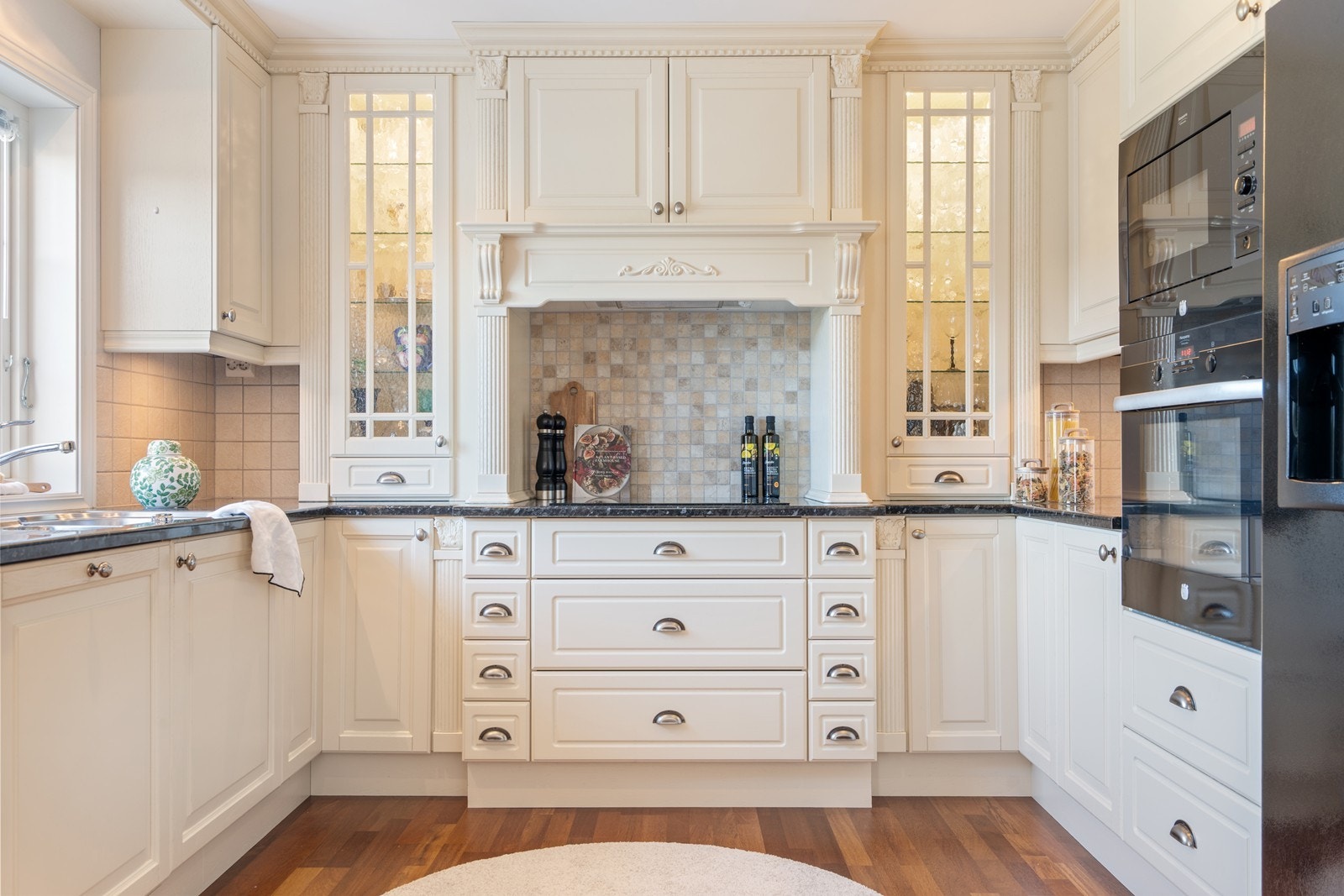 Kjøkken er fullspekket med hvitevarer Galleribilde