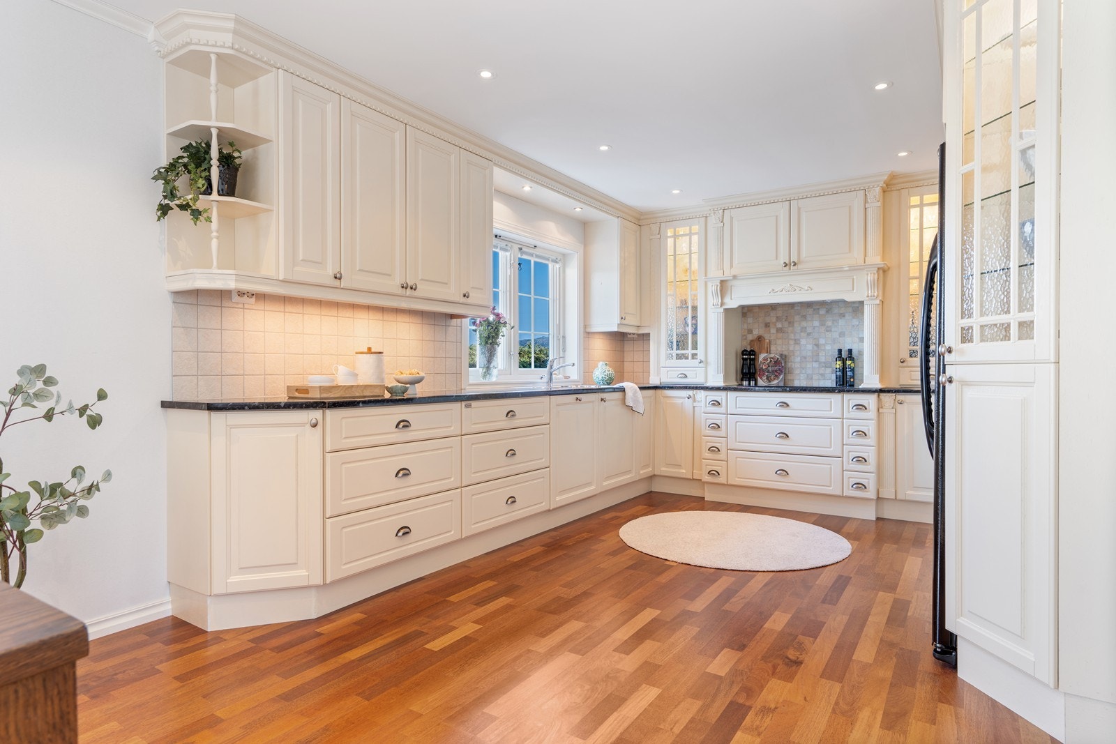 Stort kjøkken/allrom som tilpasset byggestilen Galleribilde