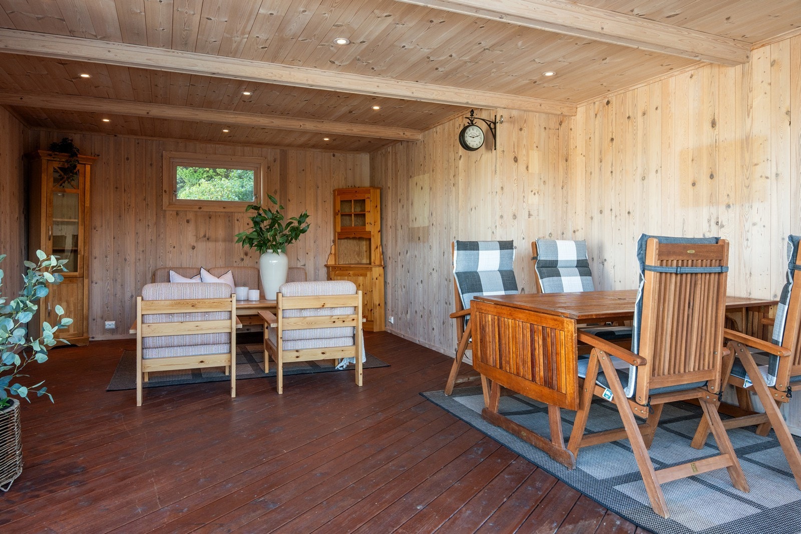 Flott stue med dimmet downlights belysning Galleribilde