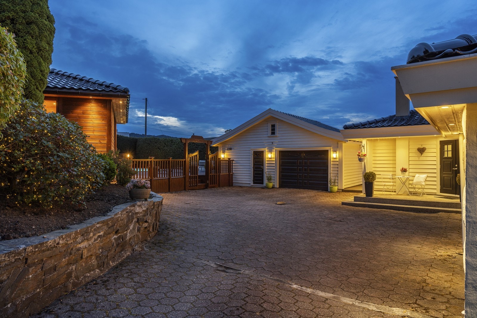 Flott adkomst til eiendommen med natursteinsmurer og belegningsstein Galleribilde