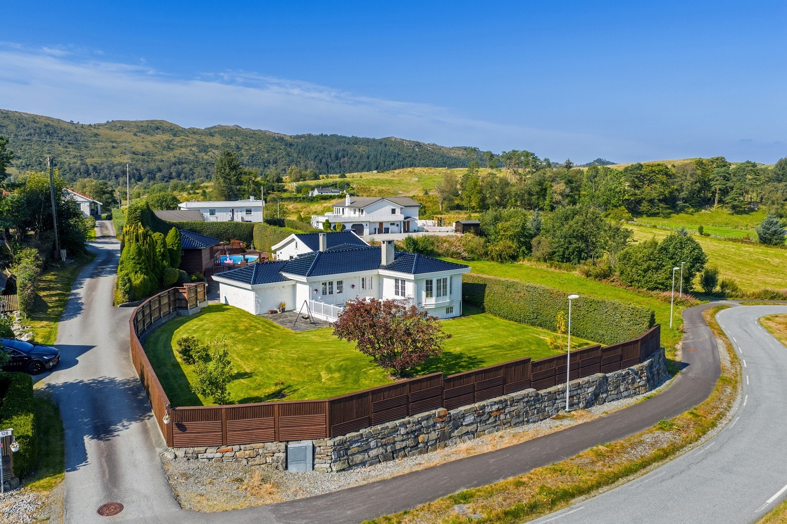 Herlig, usjenert eiendom med betydelige fasiliteter på uteområdene Galleribilde