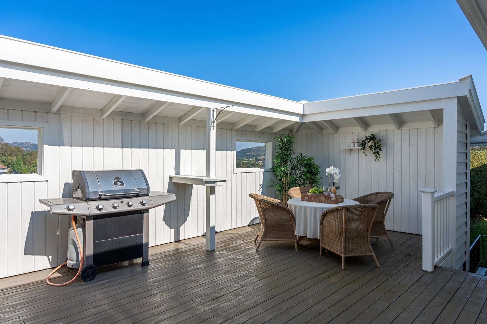 Delvis overbygget grillstue utenfor kjøkken Galleribilde