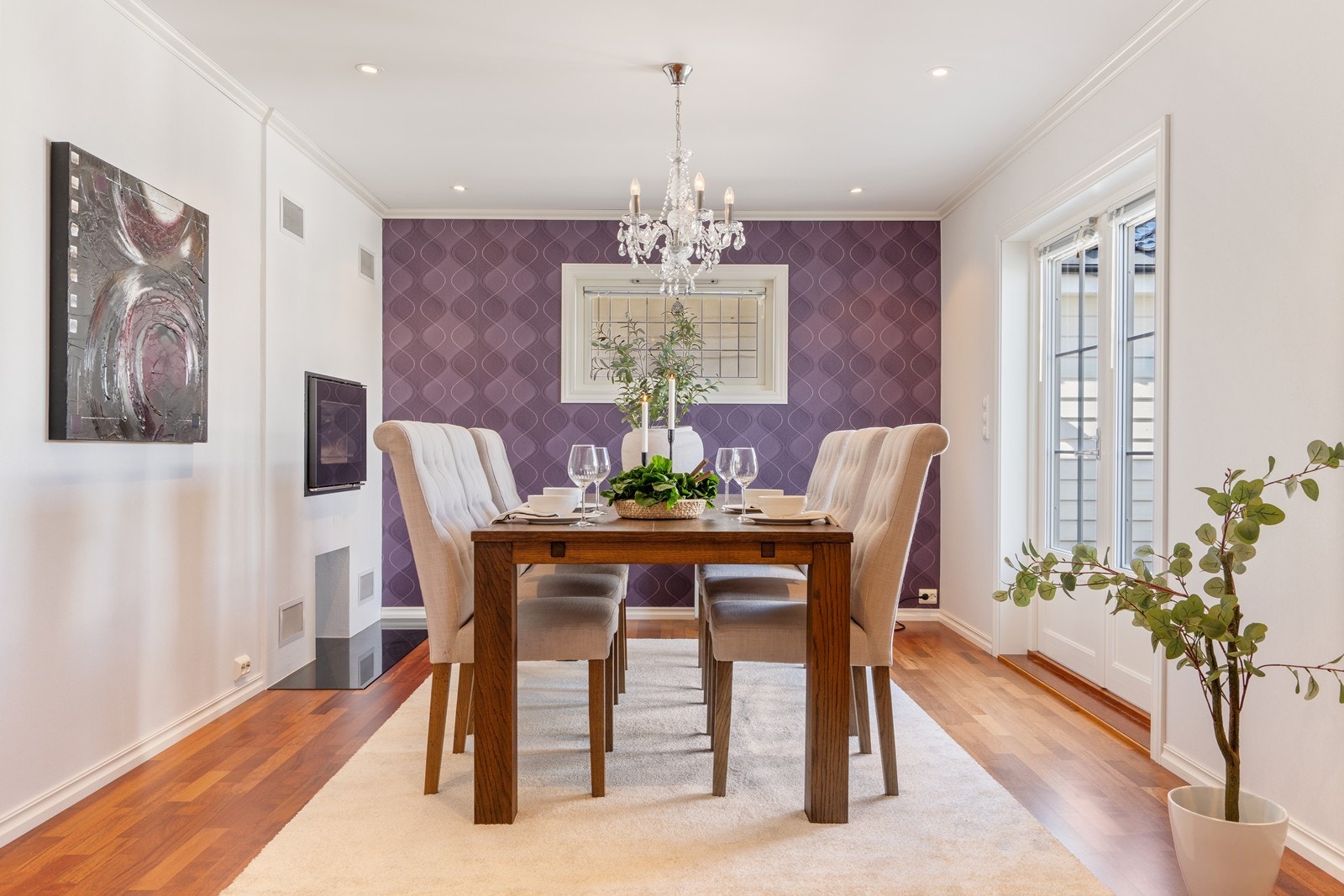 Spiseområde med peis og utgang til stort grillområde Galleribilde