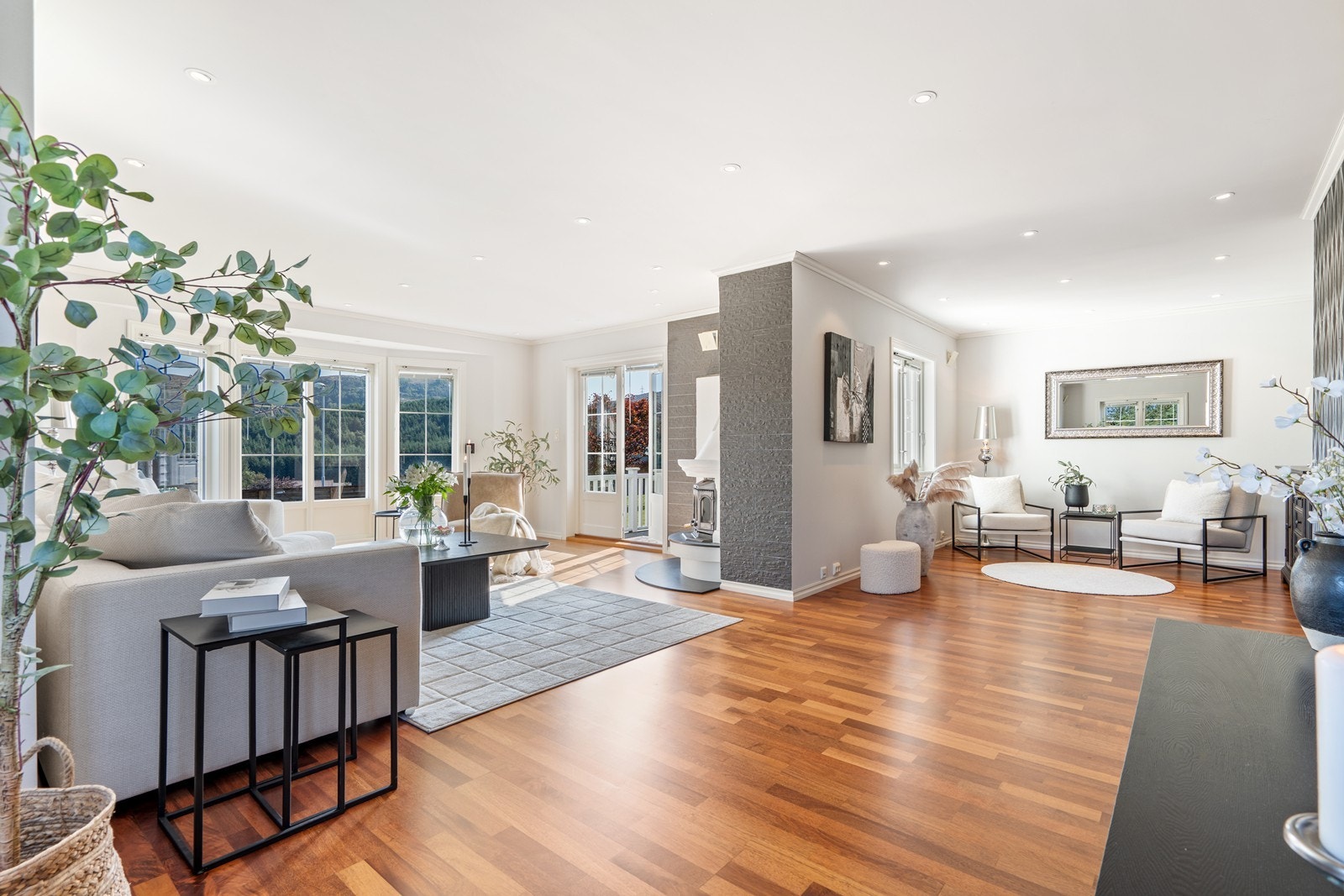 Flere soner og dimmet downlightsbelysning Galleribilde