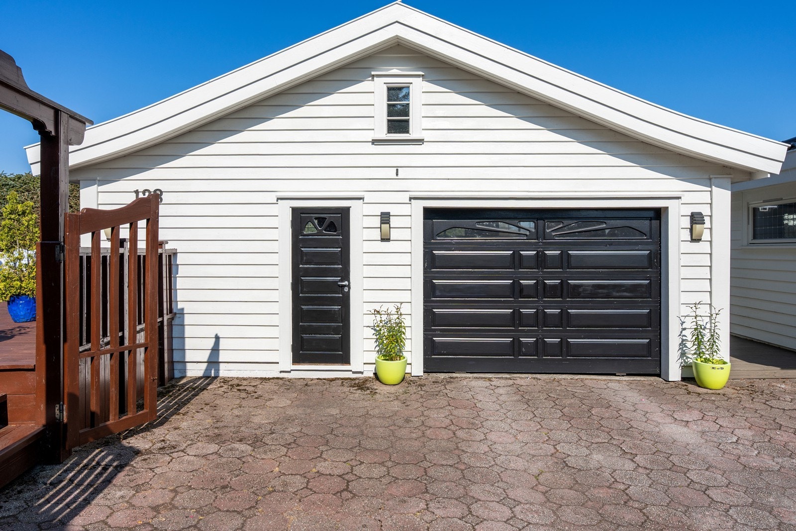 Stor garasje med bod (teknisk rom for renseanlegg på basseng) Galleribilde