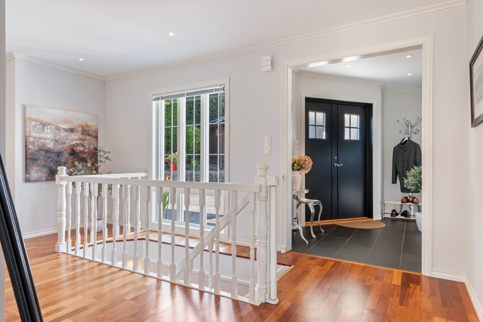 Romslig entre/vindfang og hall Galleribilde