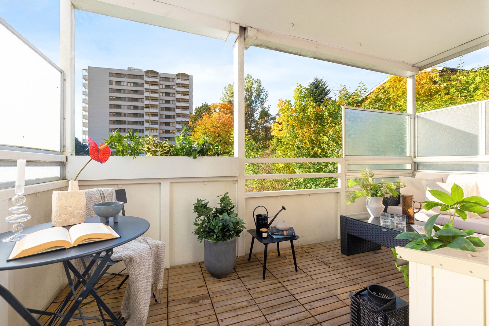 Fra stuen er det utgang til en vestvendt balkong på ca. 8 m² med fin utsikt over fellesarealene. Galleribilde