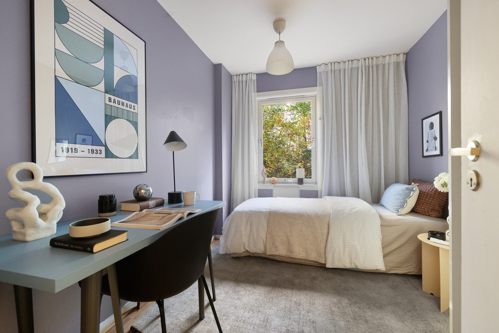 Soverom 2 er romslig med plass til seng og øvrige møbler. Galleribilde