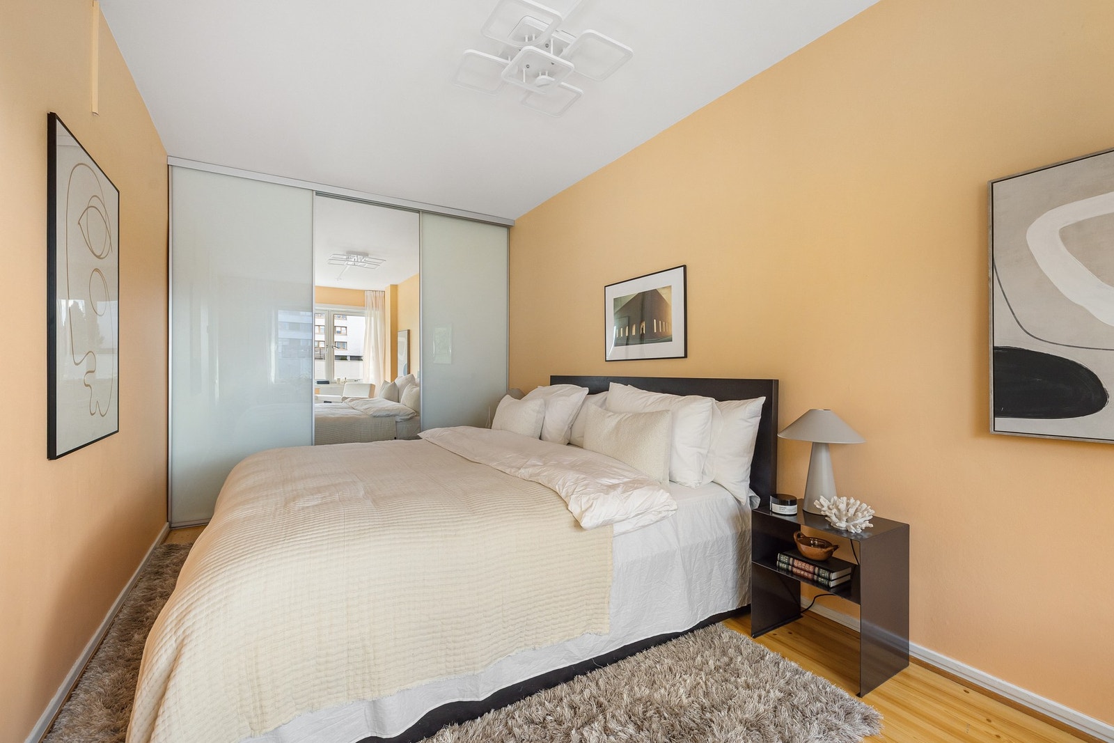 Hovedsoverommet er av god størrelse med plass til dobbeltseng, nattbord og tilhørende møbler. Her får du også skyvedørsgarderobe. Galleribilde