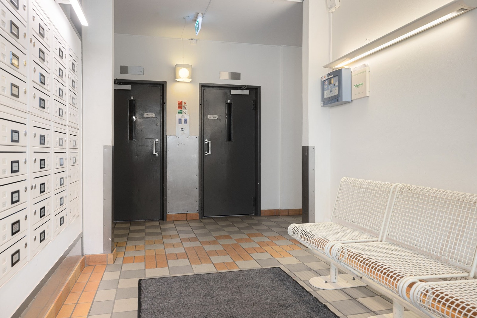 Det er heis i bygget. Leiligheten har også tilgang til to boder i samme etasje. Galleribilde